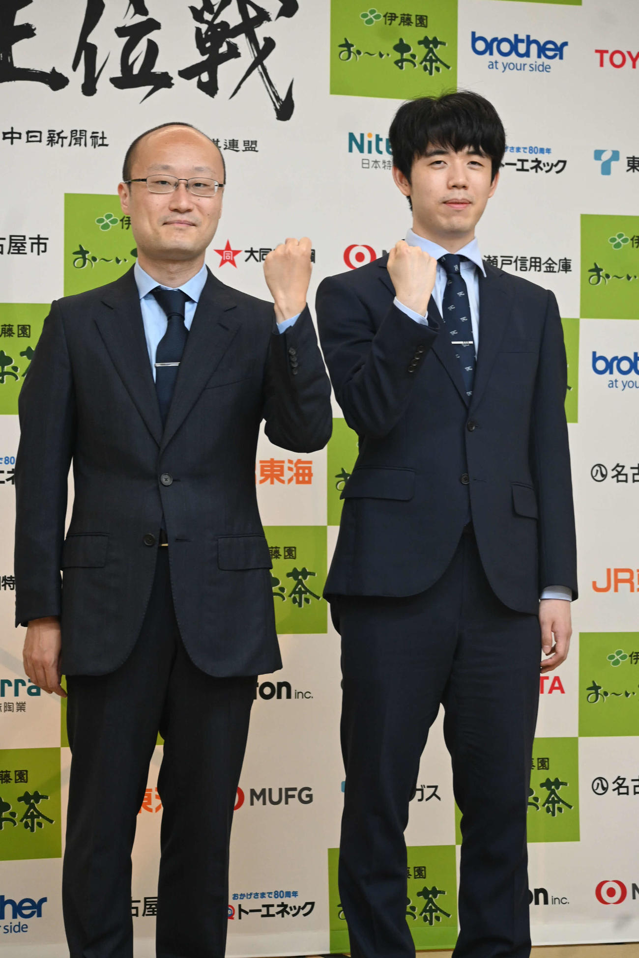 名古屋市「徳川園」で前日の記念撮影に応じた藤井聡太王位（右）渡辺明九段（撮影・松浦隆司）