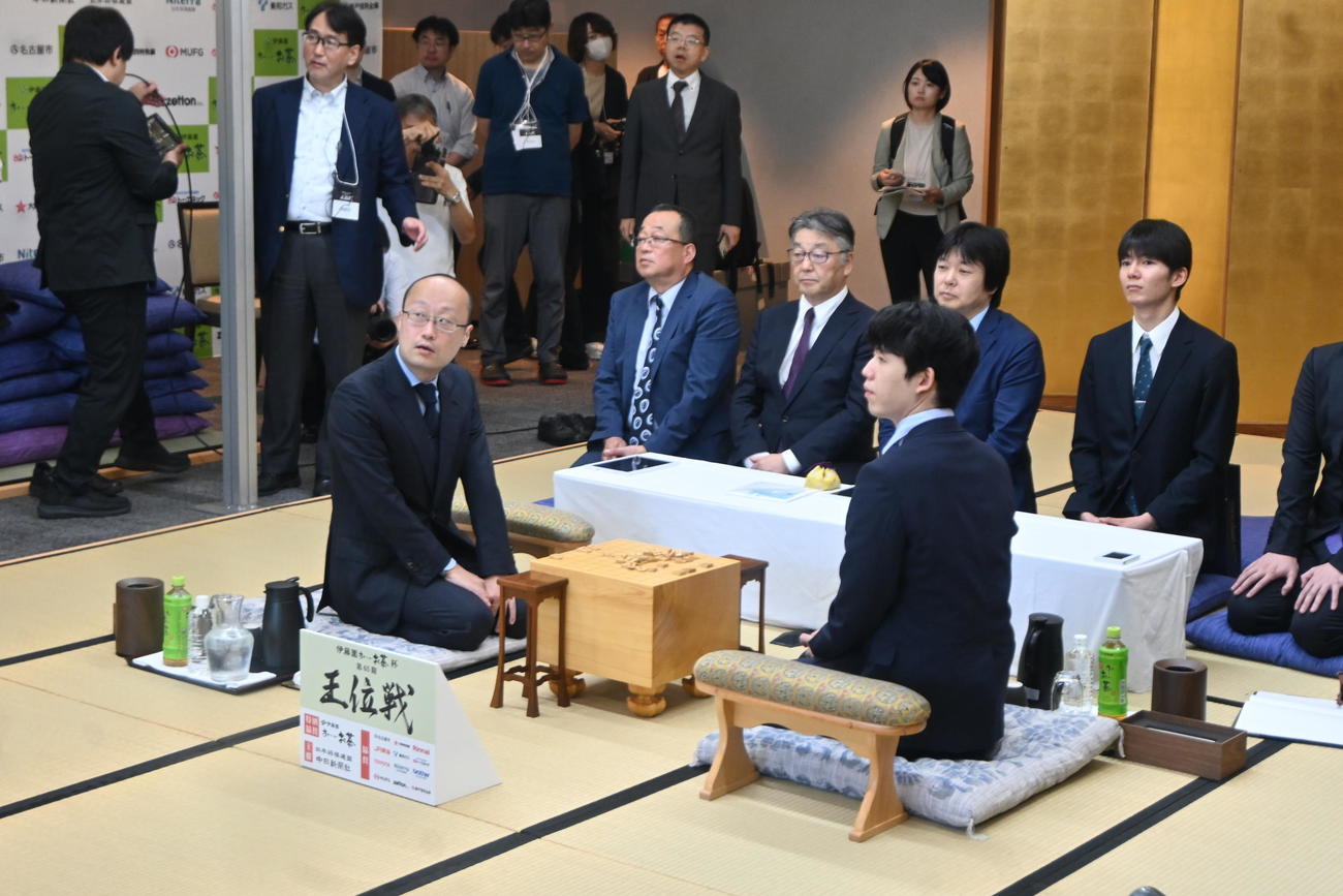 名古屋市「徳川園」で前日検分する藤井聡太王位（右）渡辺明九段（撮影・松浦隆司）