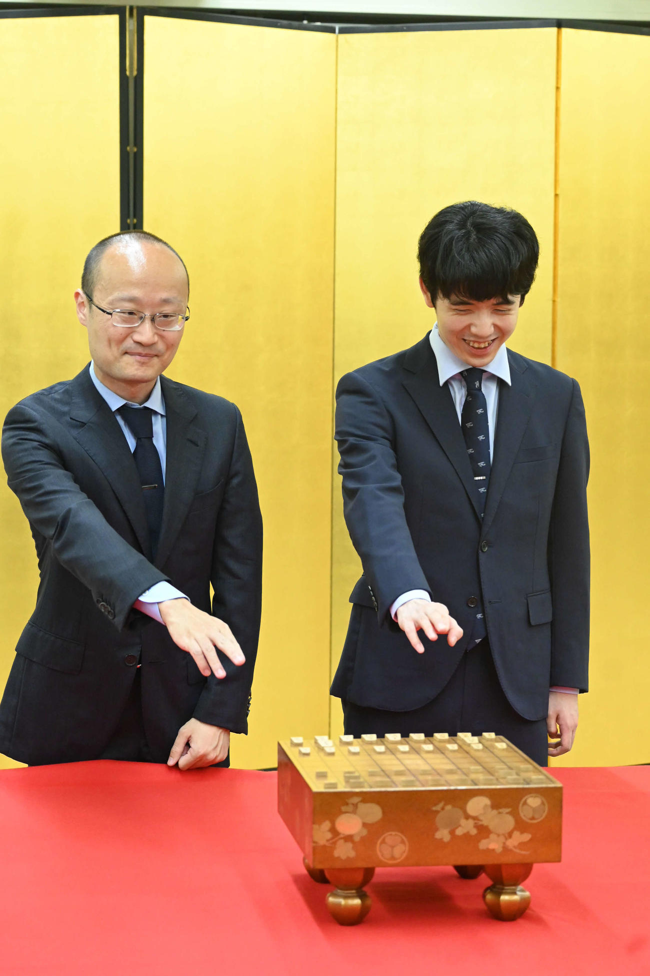 徳川美術館でお宝の将棋盤「菊折枝蒔絵」を見学した藤井聡太王位（右）と渡辺明九段（撮影・松浦隆司）
