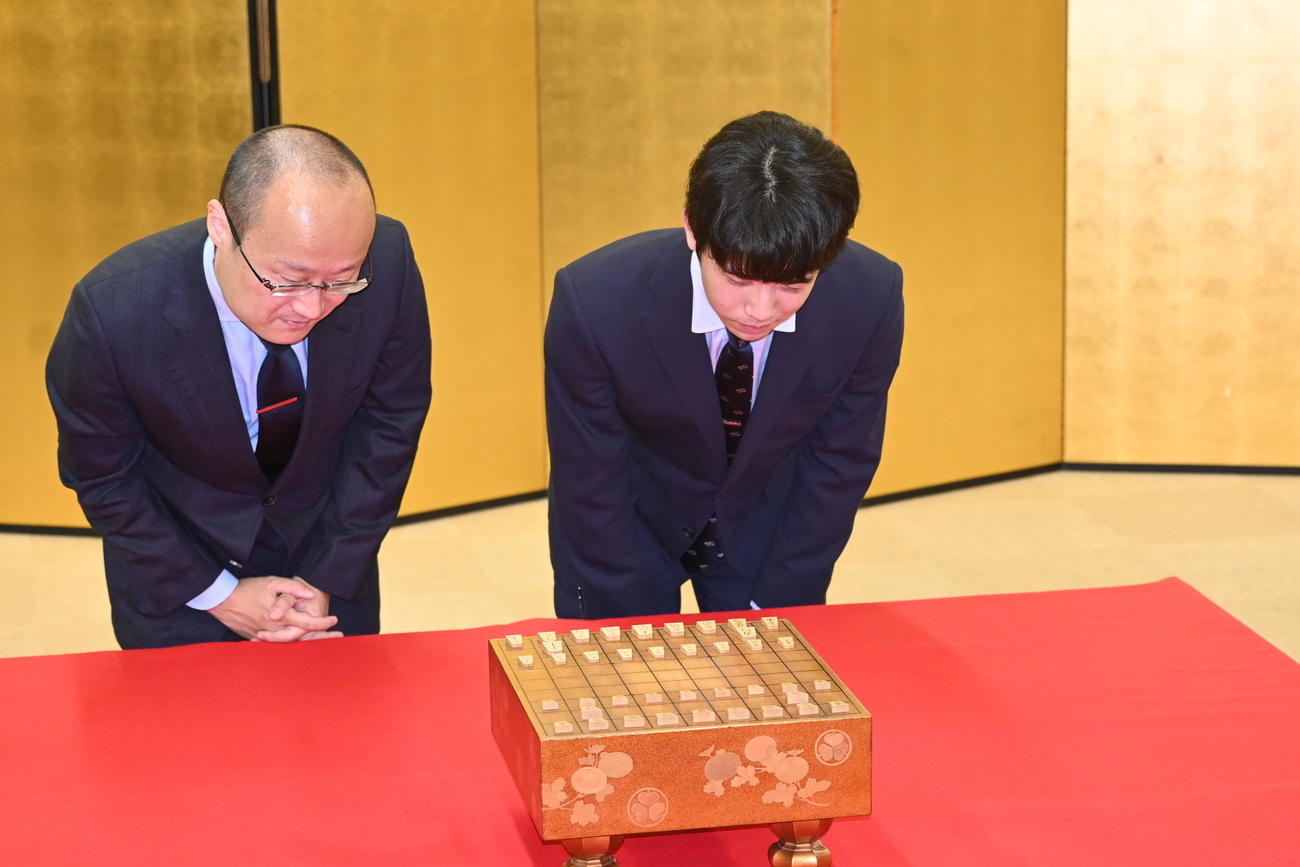 徳川美術館でお宝の将棋盤「菊折枝蒔絵」を見学した藤井聡太王位（右）と渡辺明九段（撮影・松浦隆司）