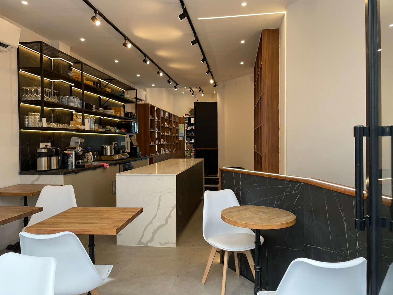 フランス・パリに開店した長野欧州貿易支援機構のアンテナショップ「GOEN（ゴエン）」店内のカフェスペース（同機構提供）