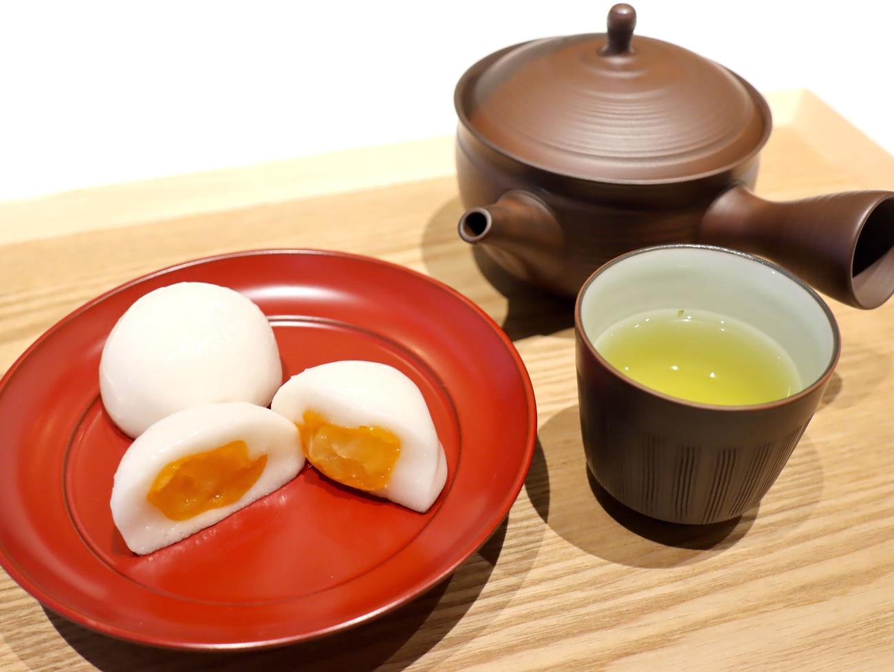 藤井聡太王位が午前のおやつに注文した「へそくり餅」「煎茶」（日本将棋連盟提供）
