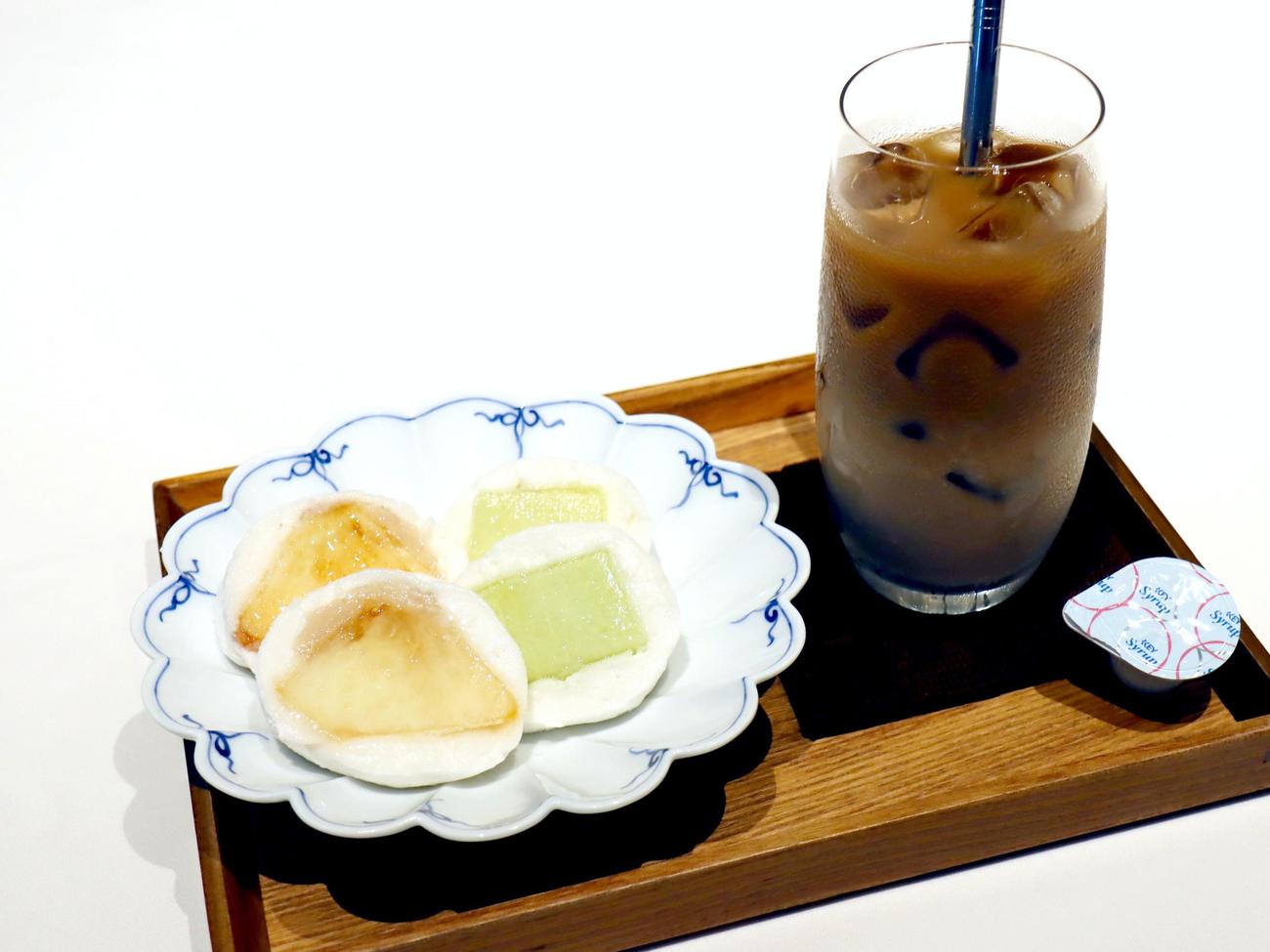 渡辺明九段が午前のおやつに注文した「季節のフルーツ餅」「アイスカフェオレ」（日本将棋連盟提供）