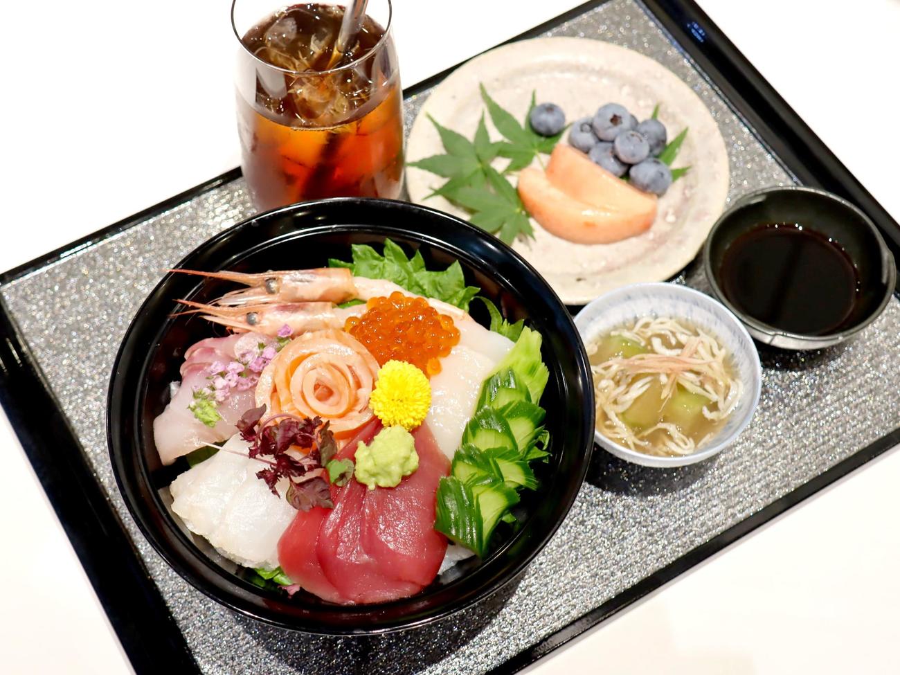 藤井聡太王位が昼食に注文した「三河湾の“海の幸”海鮮丼」（日本将棋連盟提供）