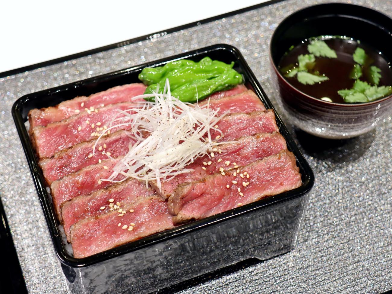 渡辺明九段が昼食に注文した「知多牛のステーキ重」（日本将棋連盟提供）
