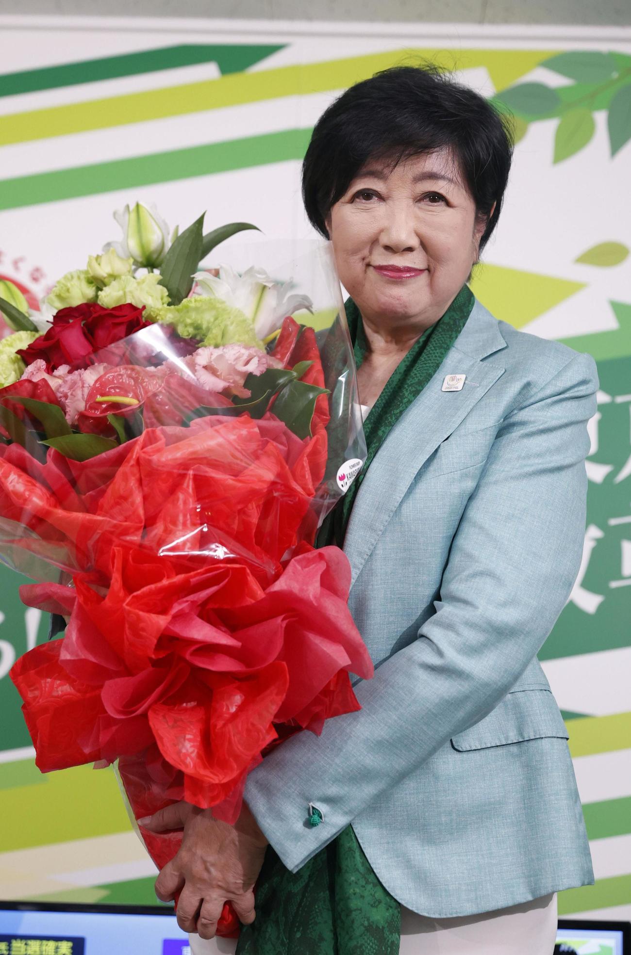 東京都知事選で3選を果たし、花束を持つ小池百合子氏（共同）