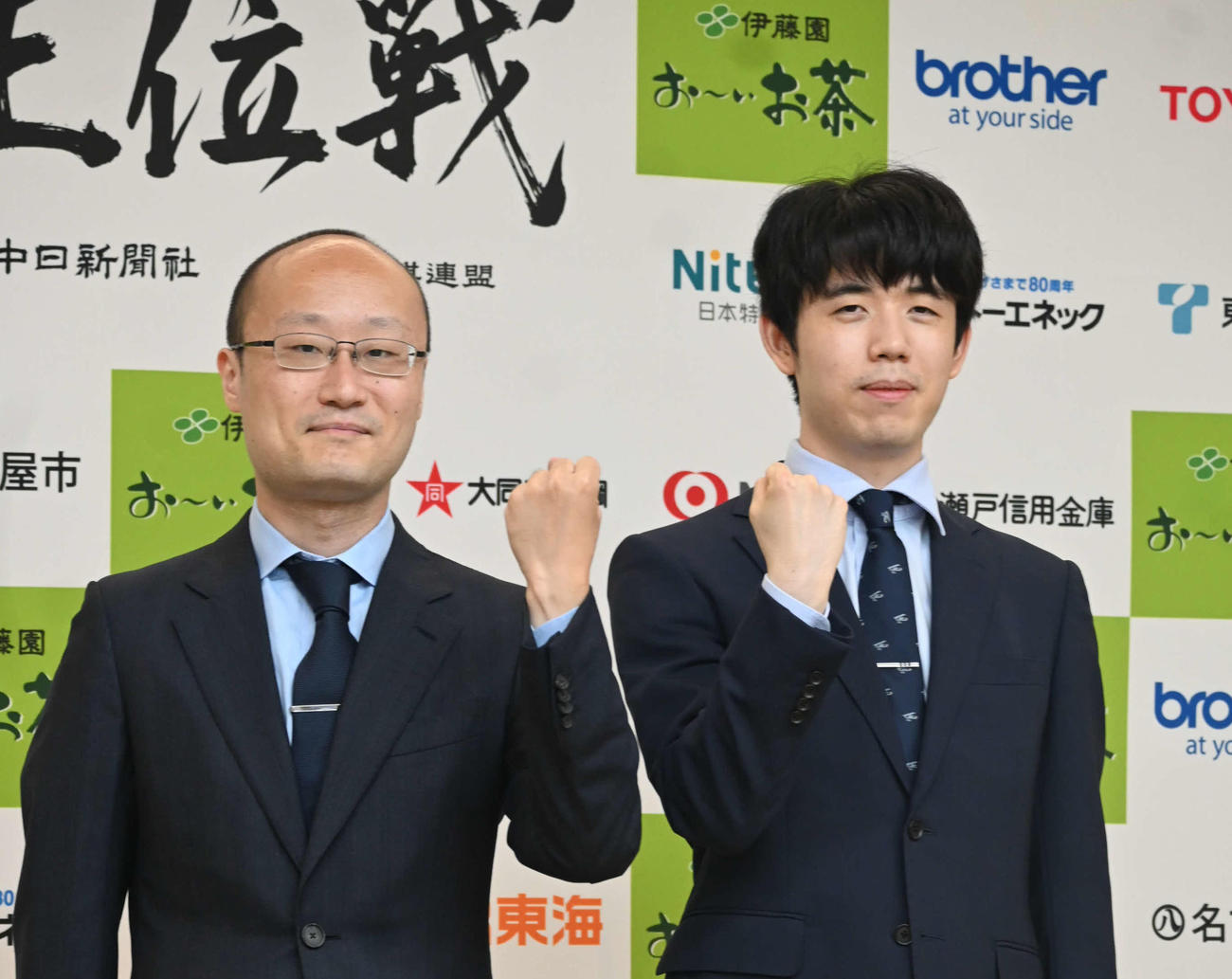 藤井聡太王位（右）と渡辺明九段（2024年7月5日撮影）