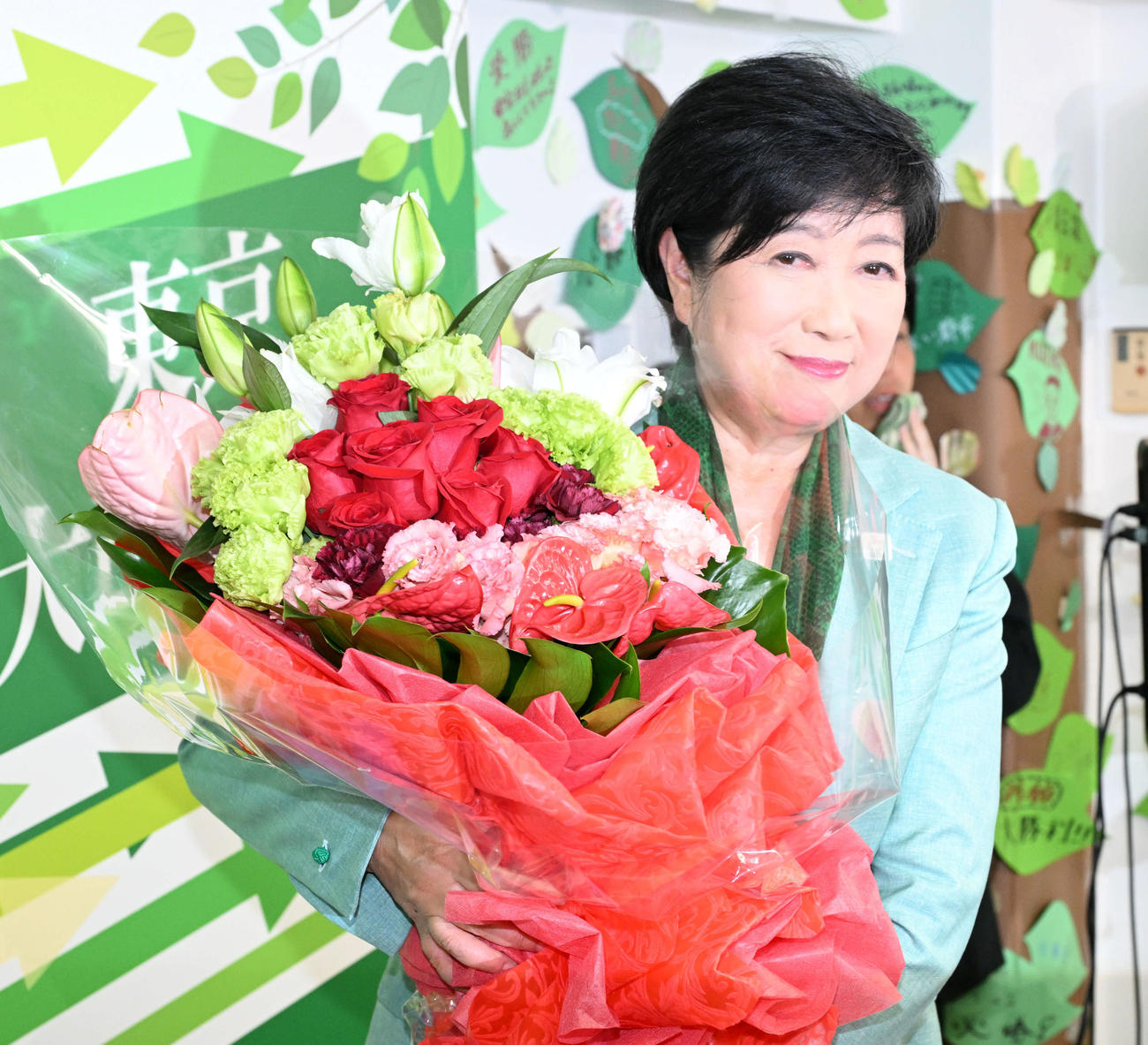 東京都知事選挙で3期目の当選を果たし、花束を手にする小池百合子氏（撮影・千葉一成）