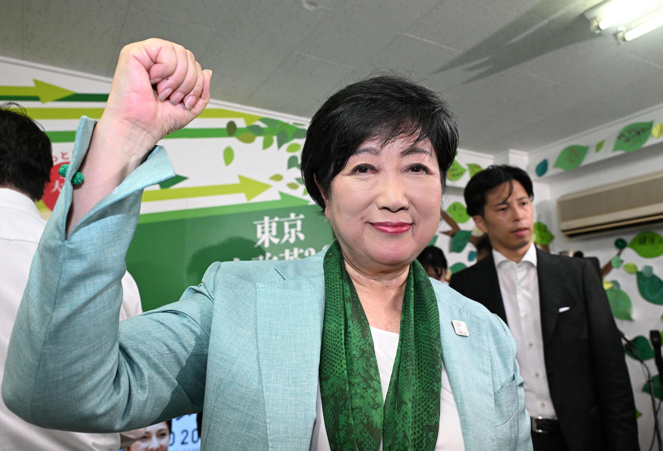東京都知事選挙で3期目の当選を果たし、意気込みのポーズをとる小池百合子氏（撮影・千葉一成）