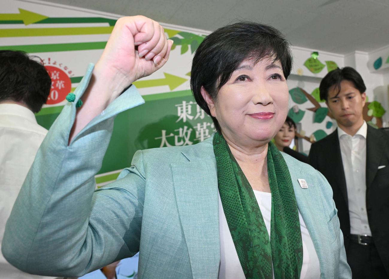 東京都知事選挙で3期目の当選を果たし、喜びのポーズをとる小池百合子氏（撮影・千葉一成）