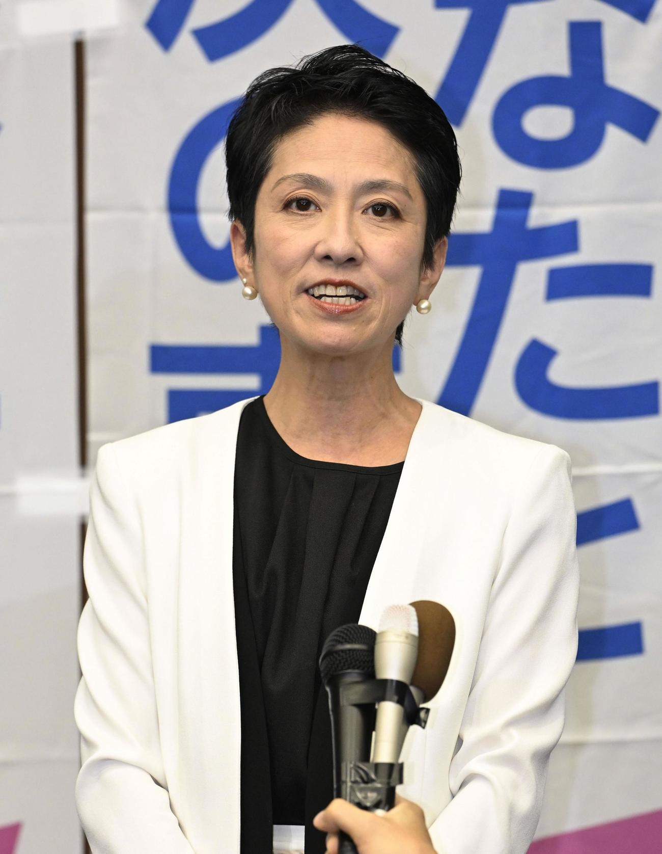 東京都知事選で落選が決まり、敗戦の弁を述べる蓮舫氏（共同）