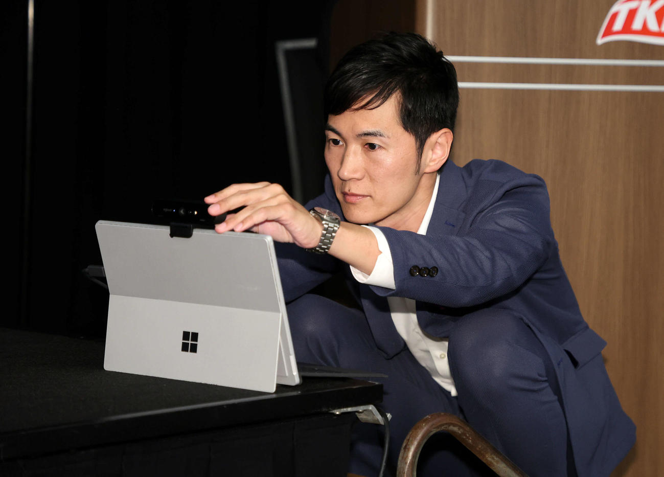 パソコンの設定する石丸氏（撮影・鈴木正人）