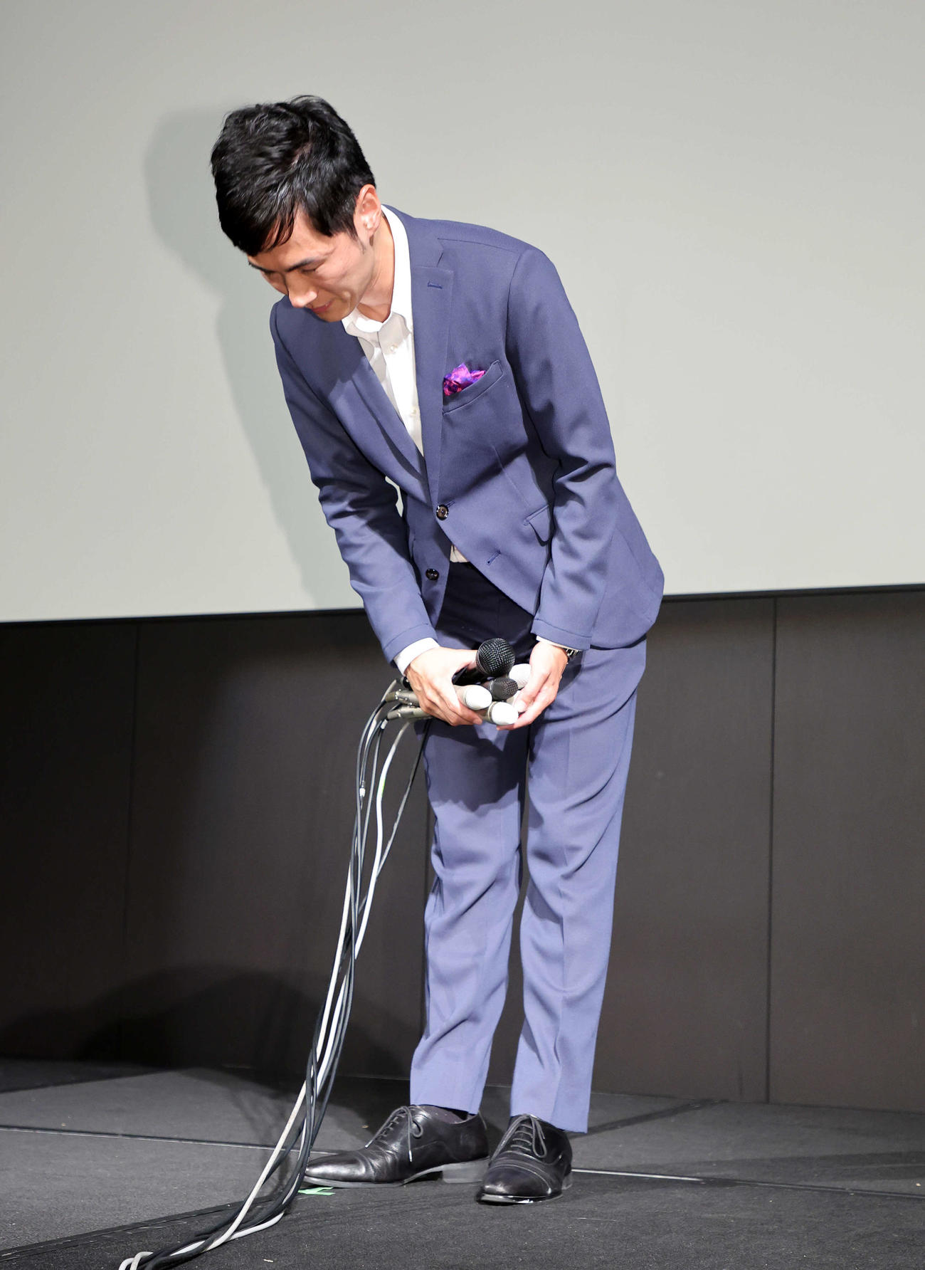 支援者にあいさつする石丸氏（撮影・鈴木正人）