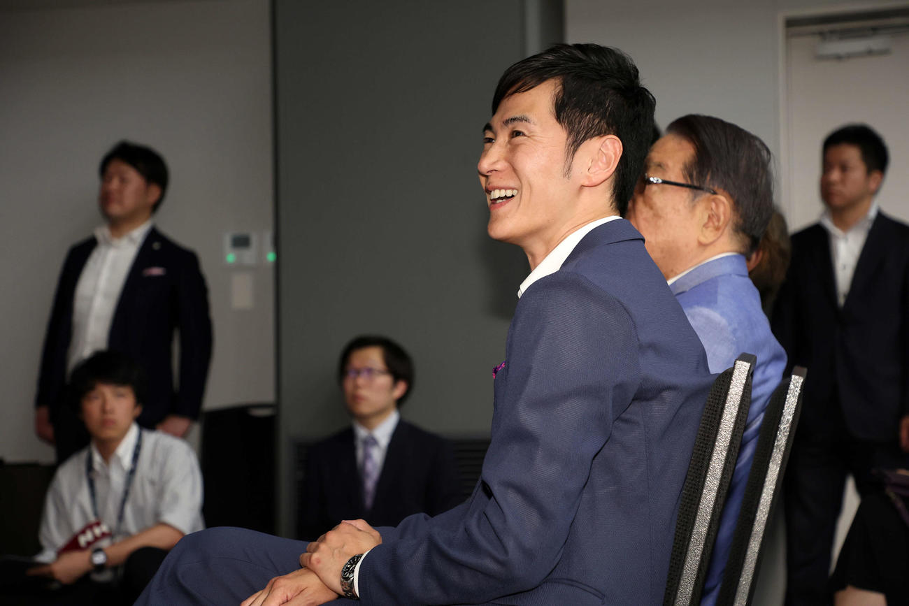 小池氏の当選確実を受けて笑顔を見せる石丸氏（撮影・鈴木正人）