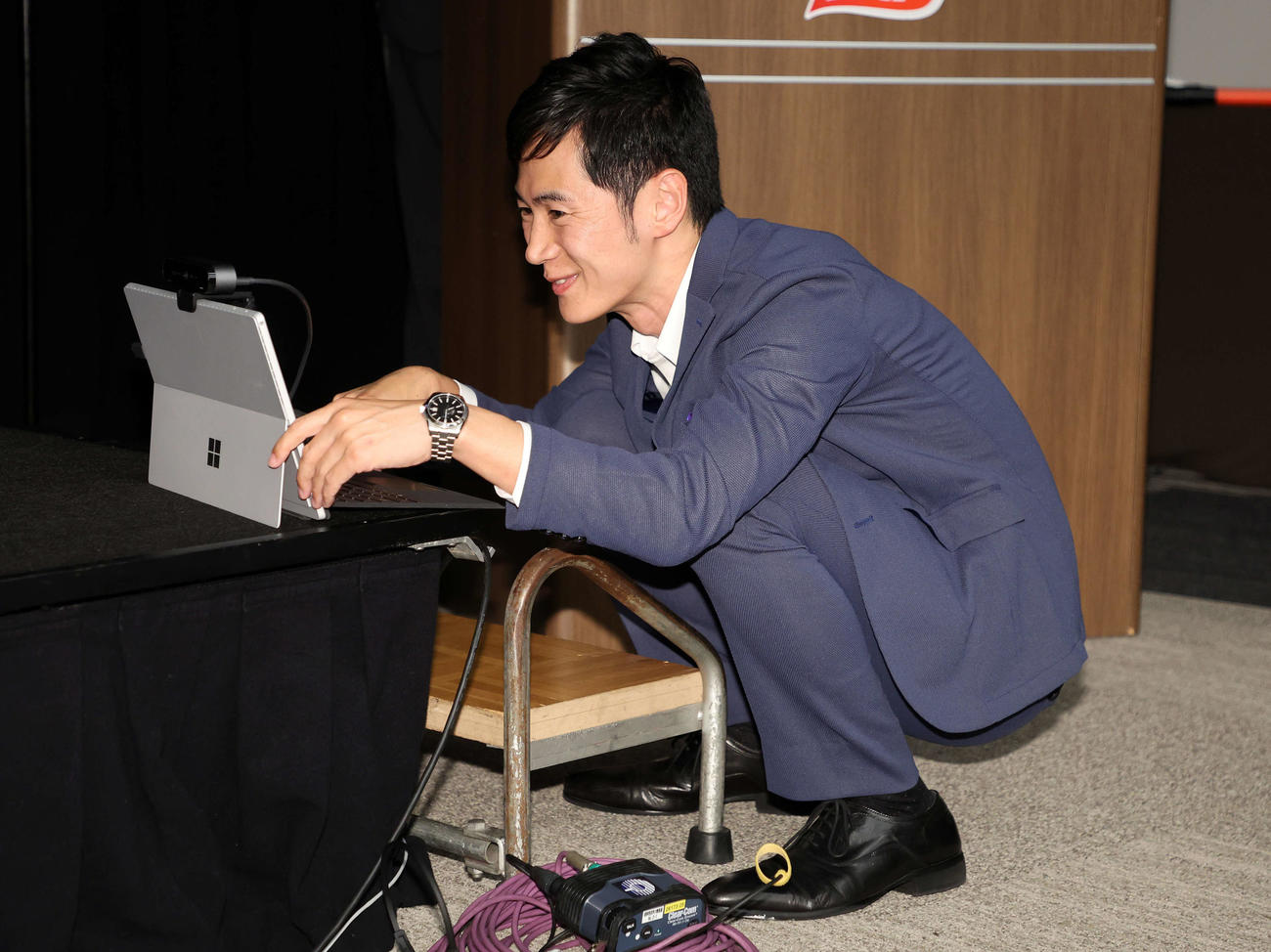 パソコンの設定する石丸氏（撮影・鈴木正人）