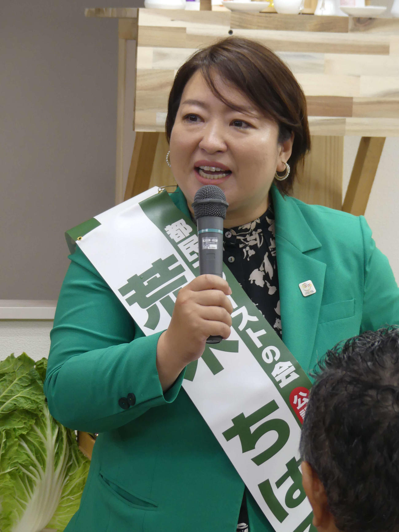 東京都議補選の中野区選挙区に出馬し、出陣式で支持を訴える都民ファーストの会の荒木千陽氏（2024年6月28日）