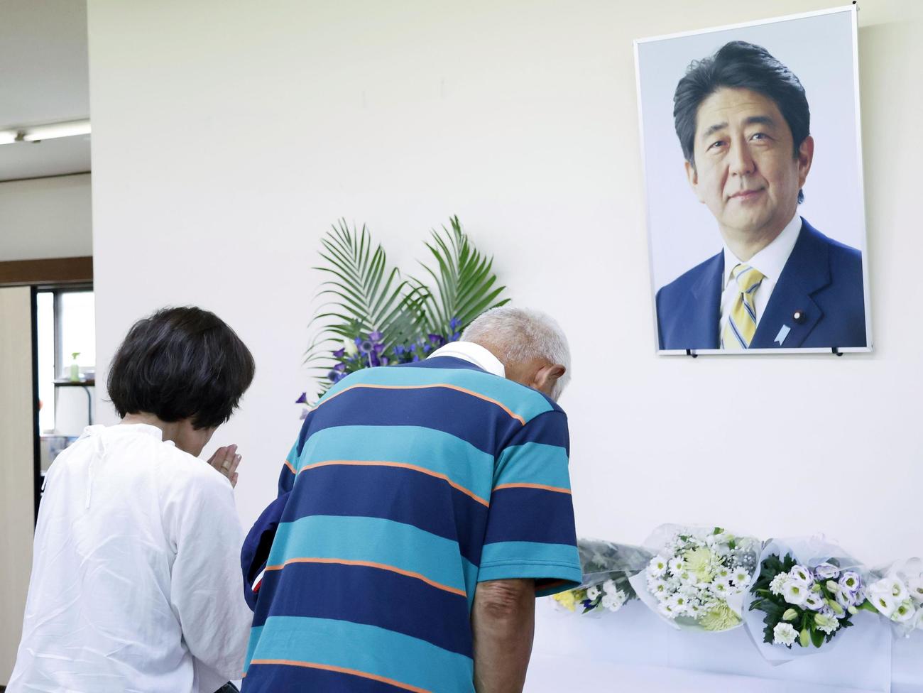 安倍元首相銃撃事件から2年となり、山口県下関市に設置された献花台（共同）
