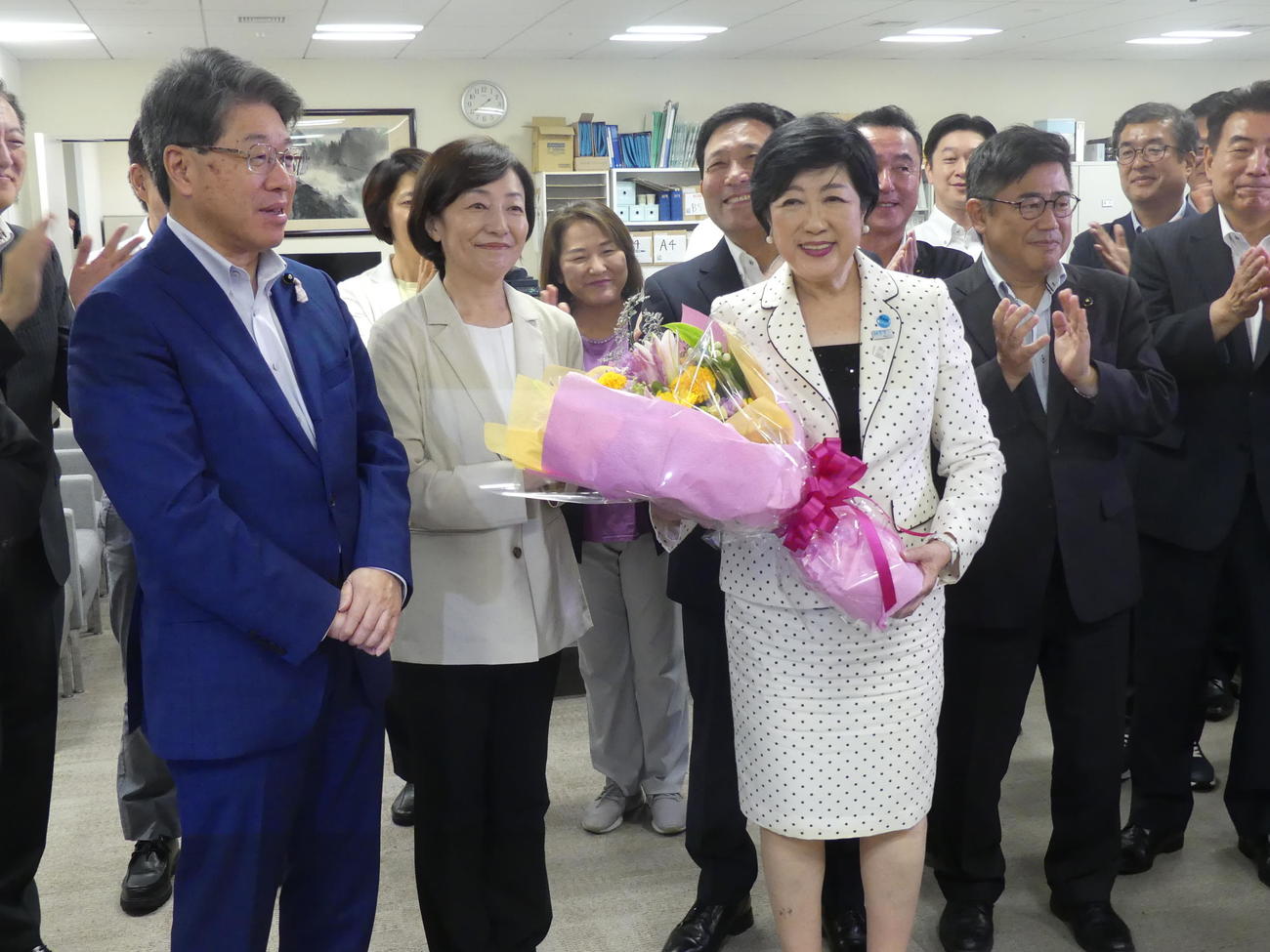 都知事選で支援を受けた都議会公明党へのあいさつ回りで、所属議員から花束を受け取る小池百合子知事（撮影・中山知子）