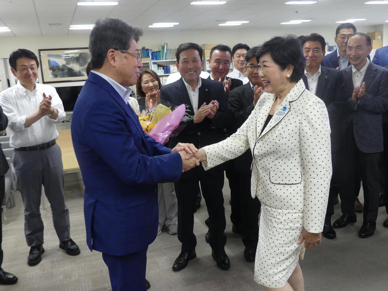 都知事選で支援を受けた都議会公明党へのあいさつ回りで、東村邦浩幹事長（左）と握手をかわす小池百合子都知事（撮影・中山知子）