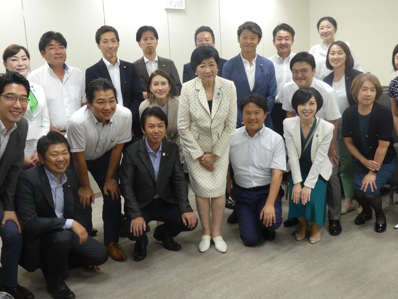 都知事選3選を受け、都議会の都民ファーストの会の控室を訪れ写真撮影に応じる小池百合子都知事（撮影・中山知子）