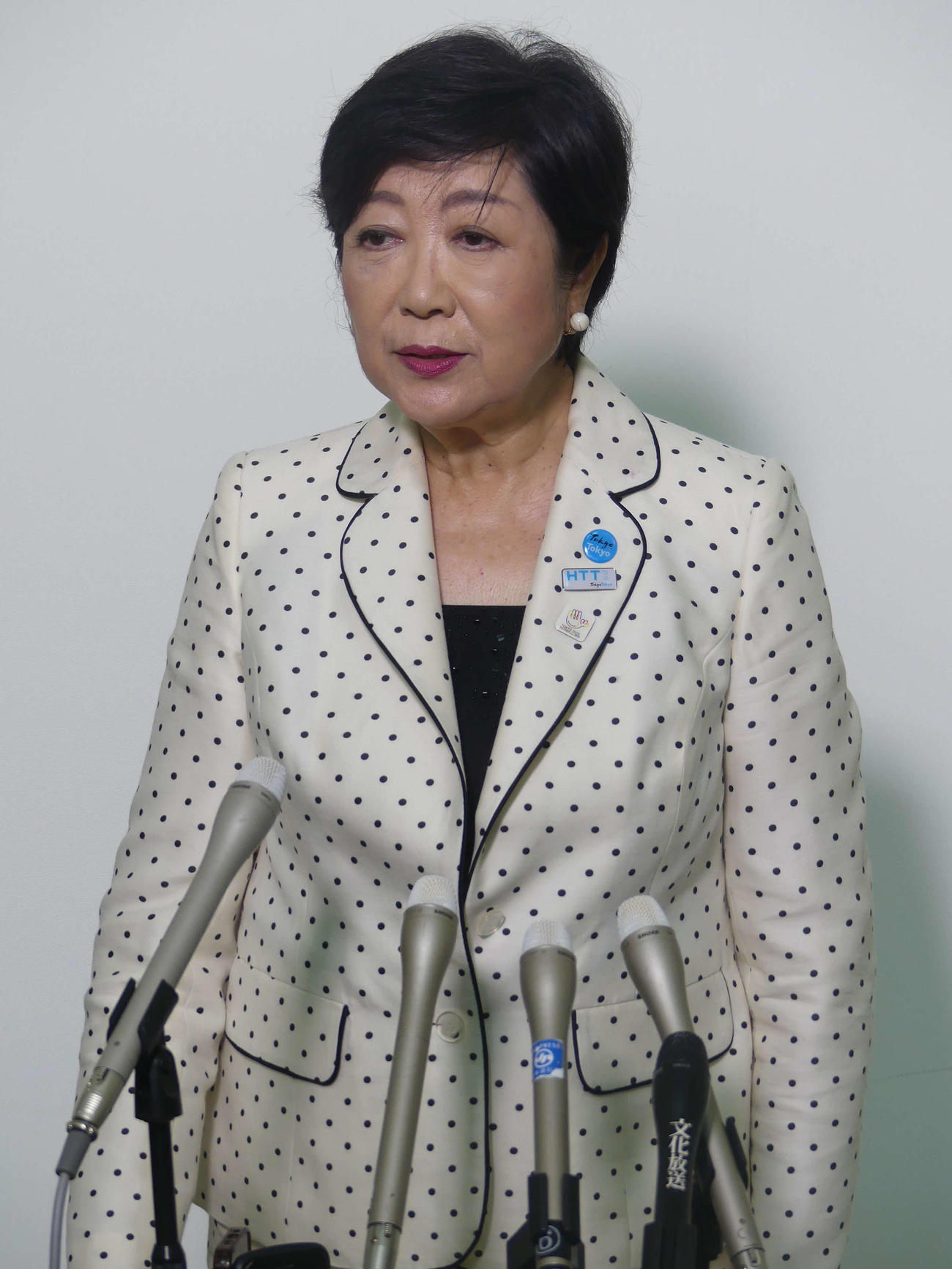 都知事選3選を受けた各会派回りの後、報道陣の取材に応じる小池百合子都知事（撮影・中山知子）