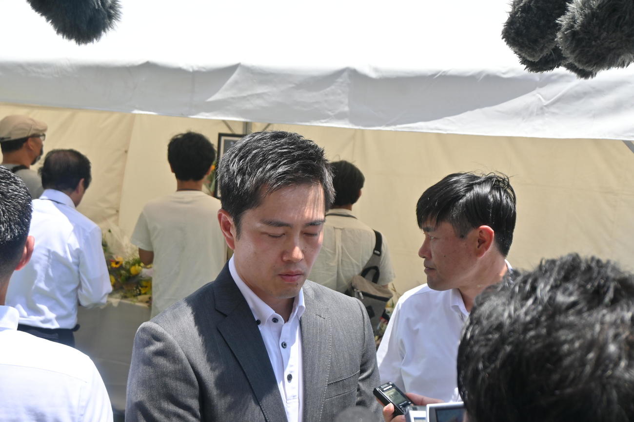現場となった奈良・大和西大寺駅前に設置された献花台を訪れ、黙とうをささげた吉村洋文知事（同5人目）（撮影・松浦隆司）