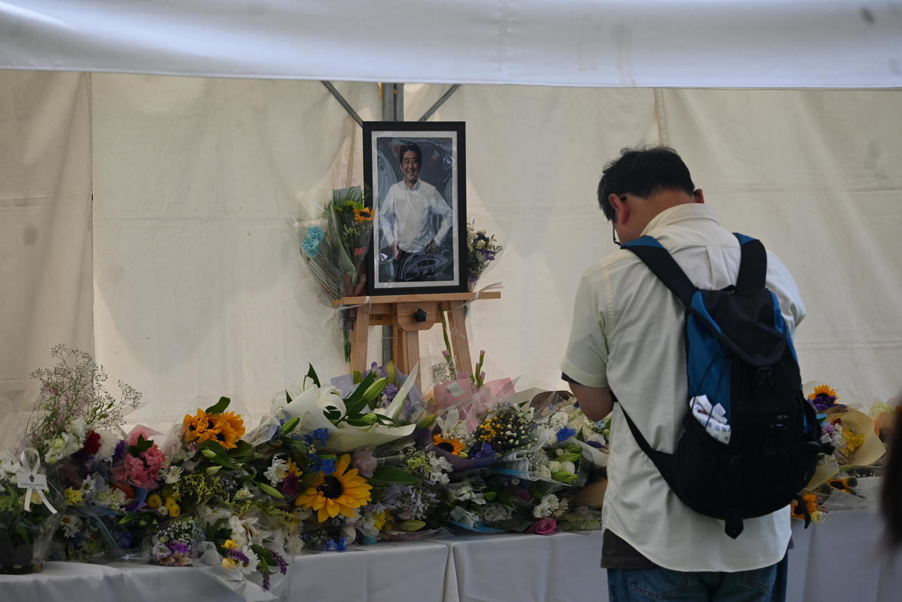 現場となった奈良・大和西大寺駅前に設置された献花台には、朝から多くの人が花を手向けた（撮影・松浦隆司）