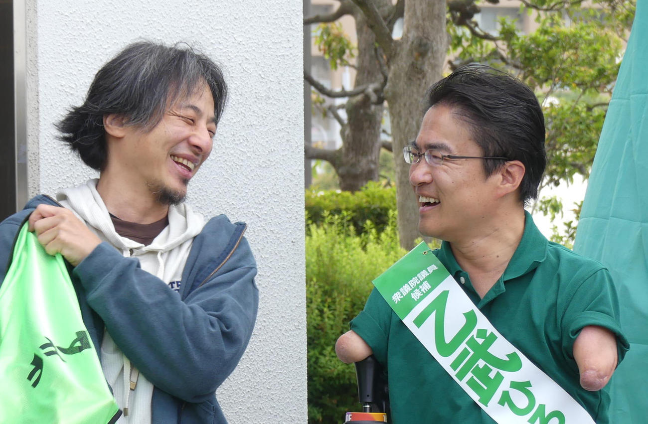 乙武洋匡氏（右）と「ひろゆき」こと西村博之氏（2024年4月撮影）