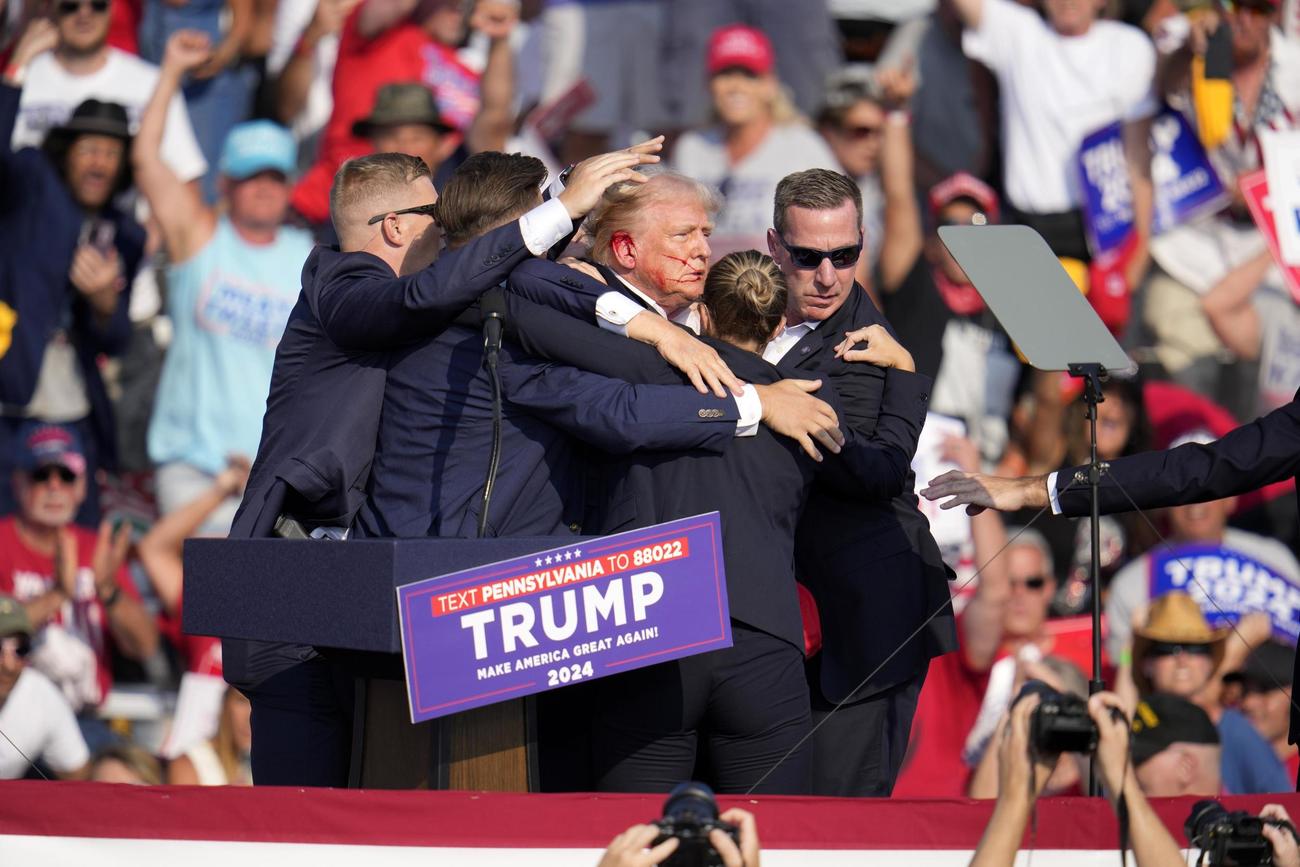 助けを受けて選挙集会のステージを降りるトランプ前米大統領（AP＝共同）