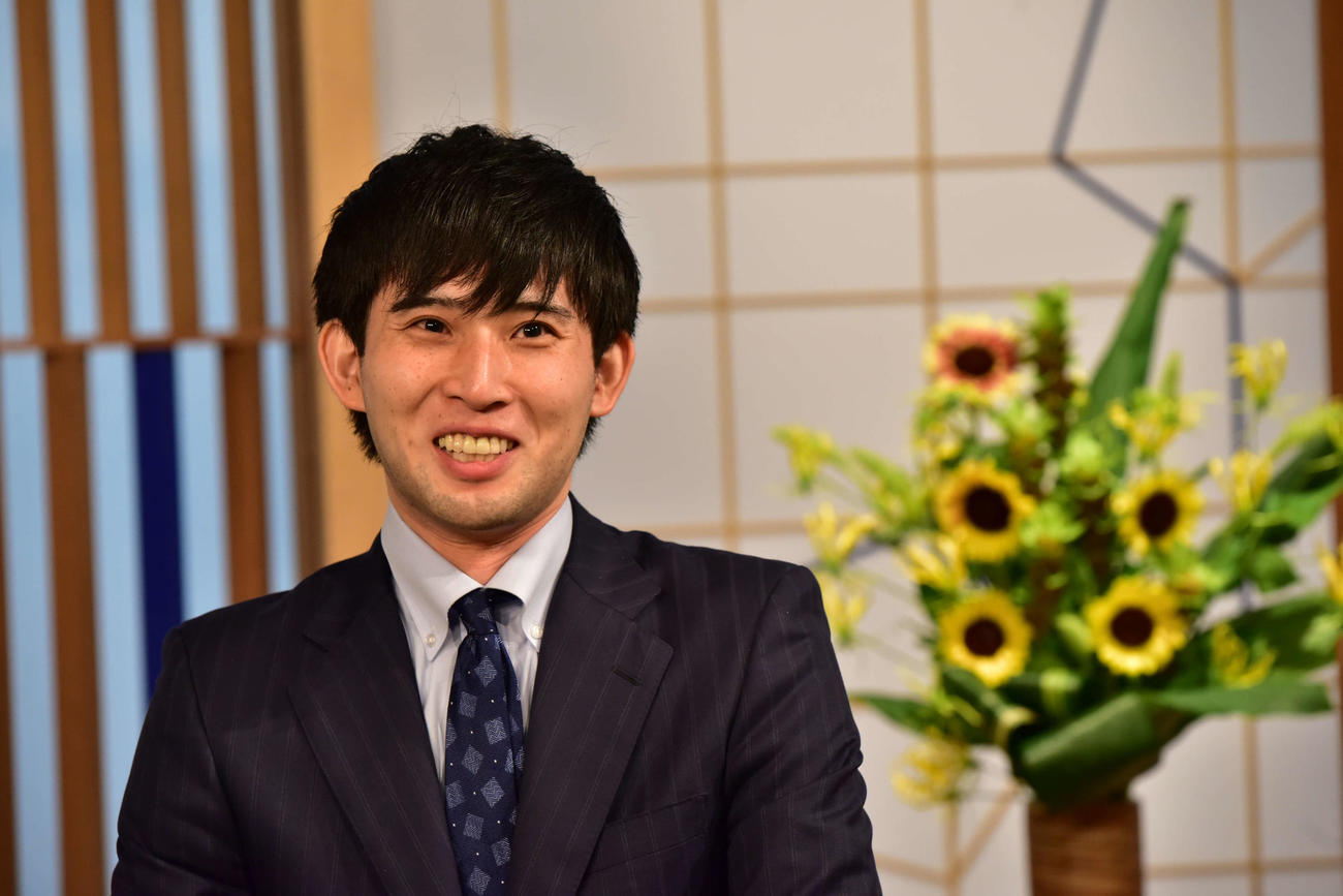 戦後初めて奨励会を経験せずにフリークラスから順位戦C級2組昇級を決めた小山怜央四段（日本将棋連盟提供）
