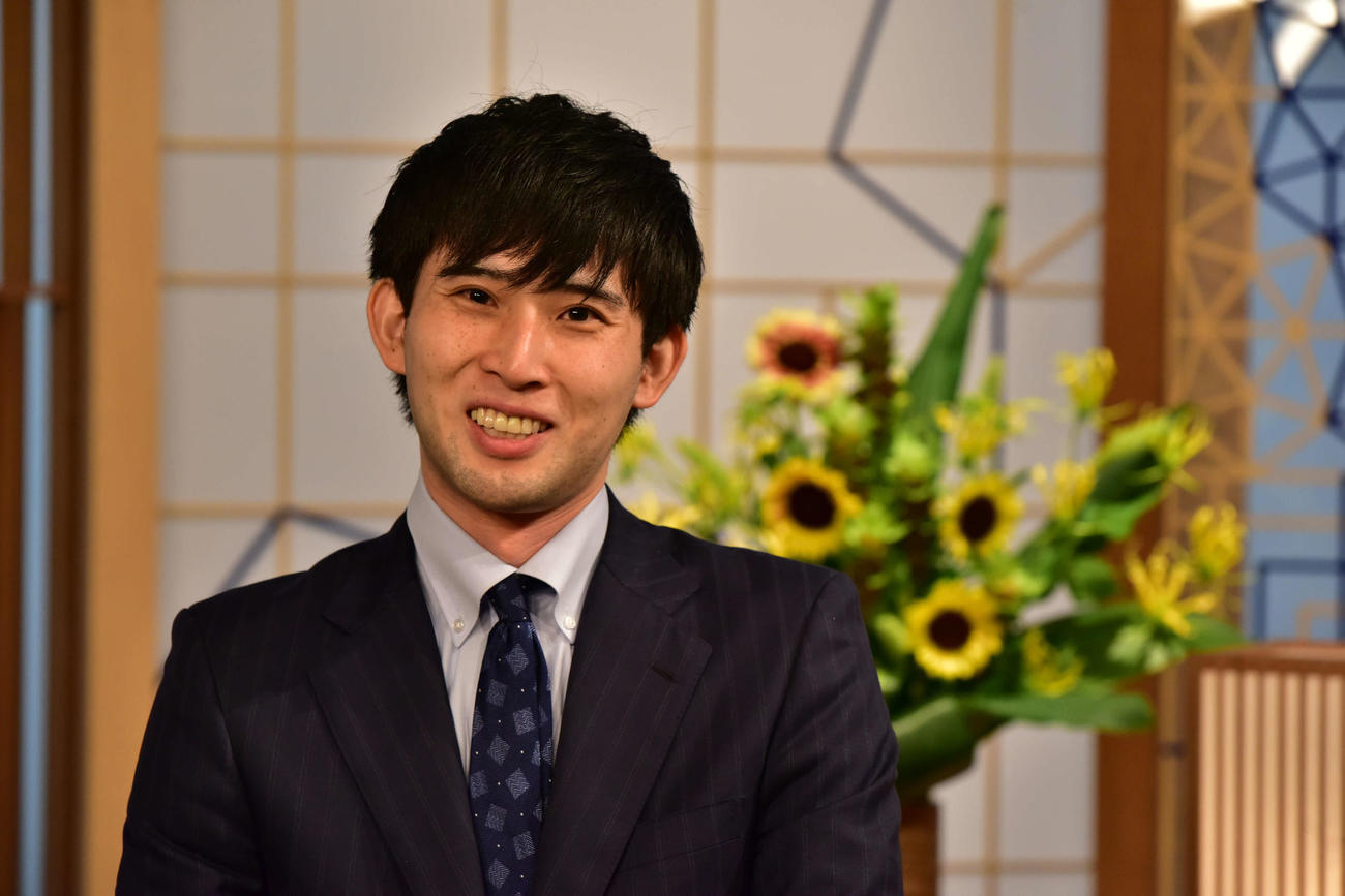 戦後初めて奨励会を経験せずにフリークラスから順位戦C級2組昇級を決めた小山怜央四段（日本将棋連盟提供）