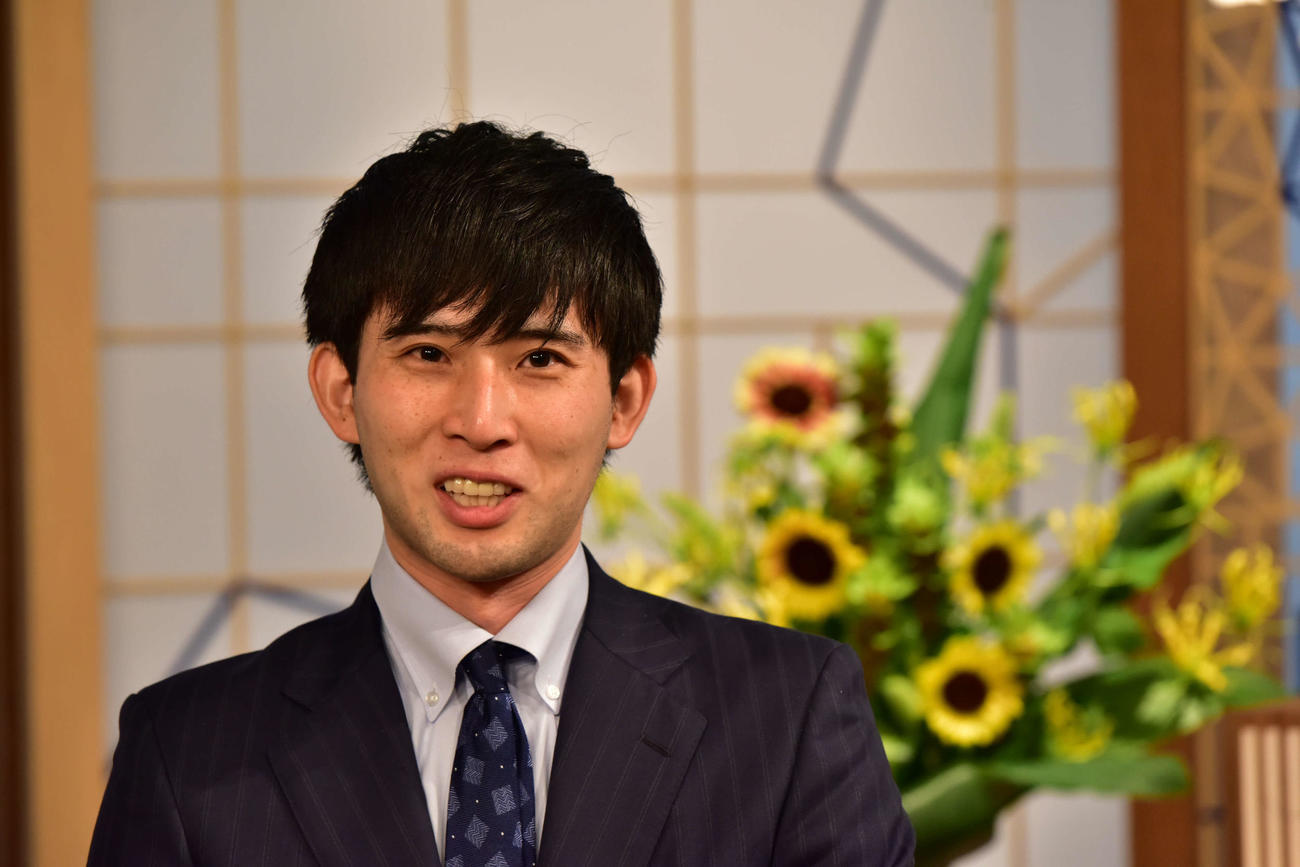 戦後初めて奨励会を経験せずにフリークラスから順位戦C級2組昇級を決めた小山怜央四段（日本将棋連盟提供）