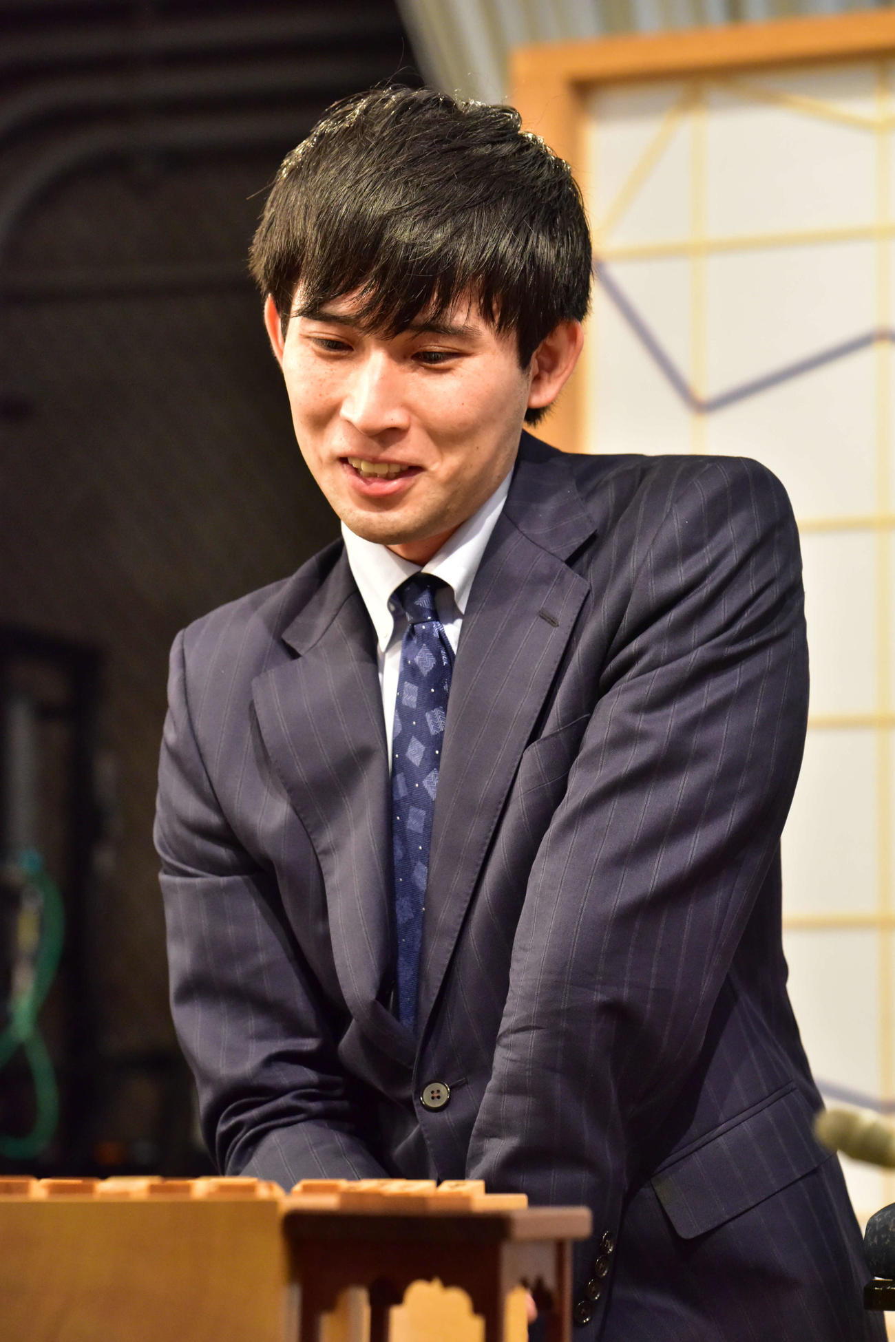 戦後初めて奨励会を経験せずにフリークラスから順位戦C級2組昇級を決めた小山怜央四段（日本将棋連盟提供）