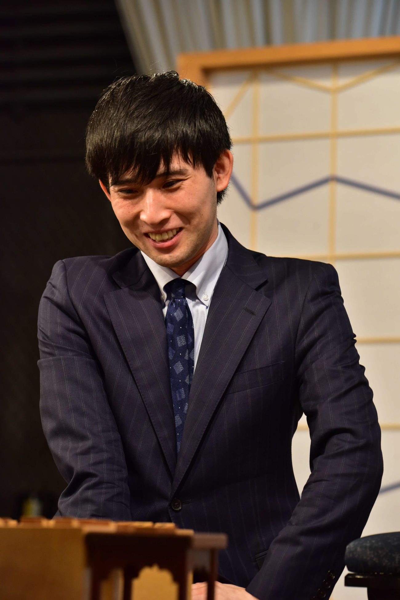 戦後初めて奨励会を経験せずにフリークラスから順位戦C級2組昇級を決めた小山怜央四段（日本将棋連盟提供）