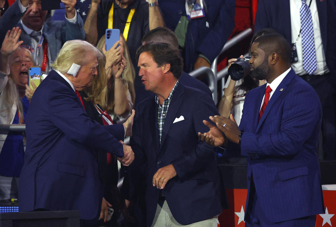 共和党大会に出席したトランプ前大統領（左）と副大統領候補のバンス上院議員（ロイター）