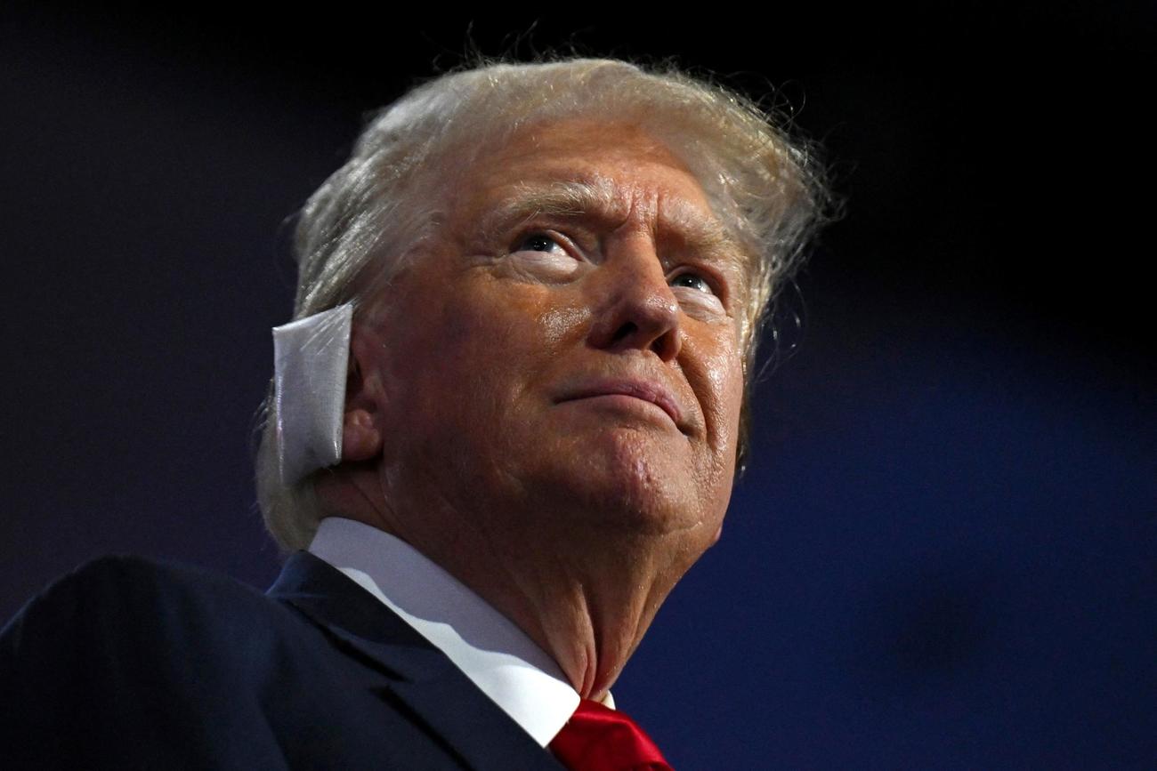 共和党大会に姿を見せたトランプ前大統領。暗殺未遂事件で銃撃された右耳にはガーゼがあてられていた（ロイター）