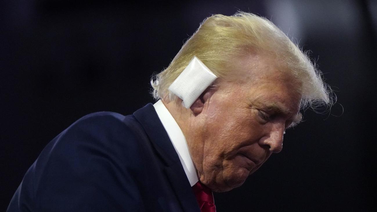 共和党大会に姿を見せたトランプ前大統領。暗殺未遂事件で銃撃された右耳にはガーゼがあてられていた（ロイター）