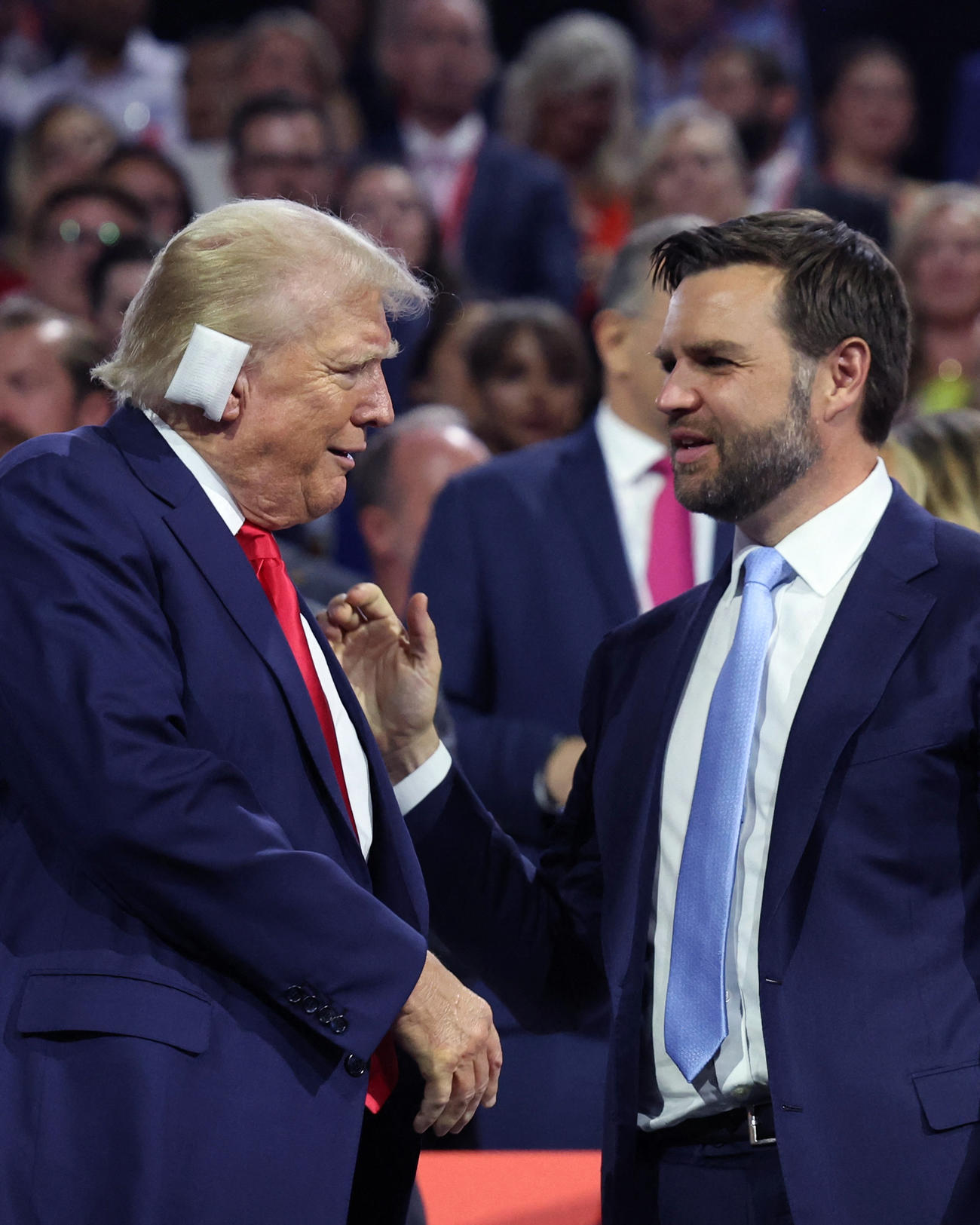共和党大会に出席したトランプ前大統領（左）と副大統領候補のバンス上院議員（ロイター）