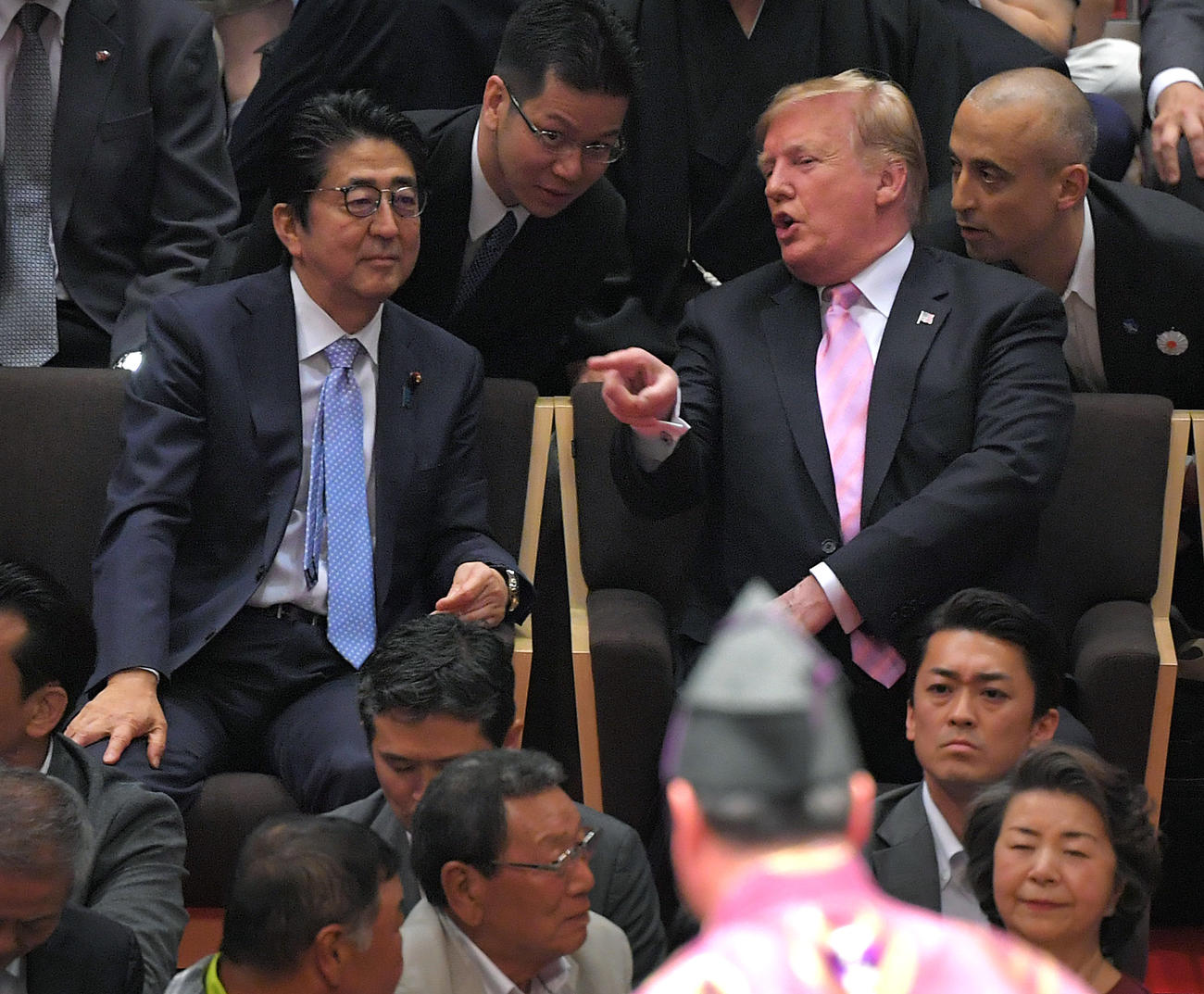 19年5月、大相撲夏場所を観戦するトランプ氏（右）と安倍首相