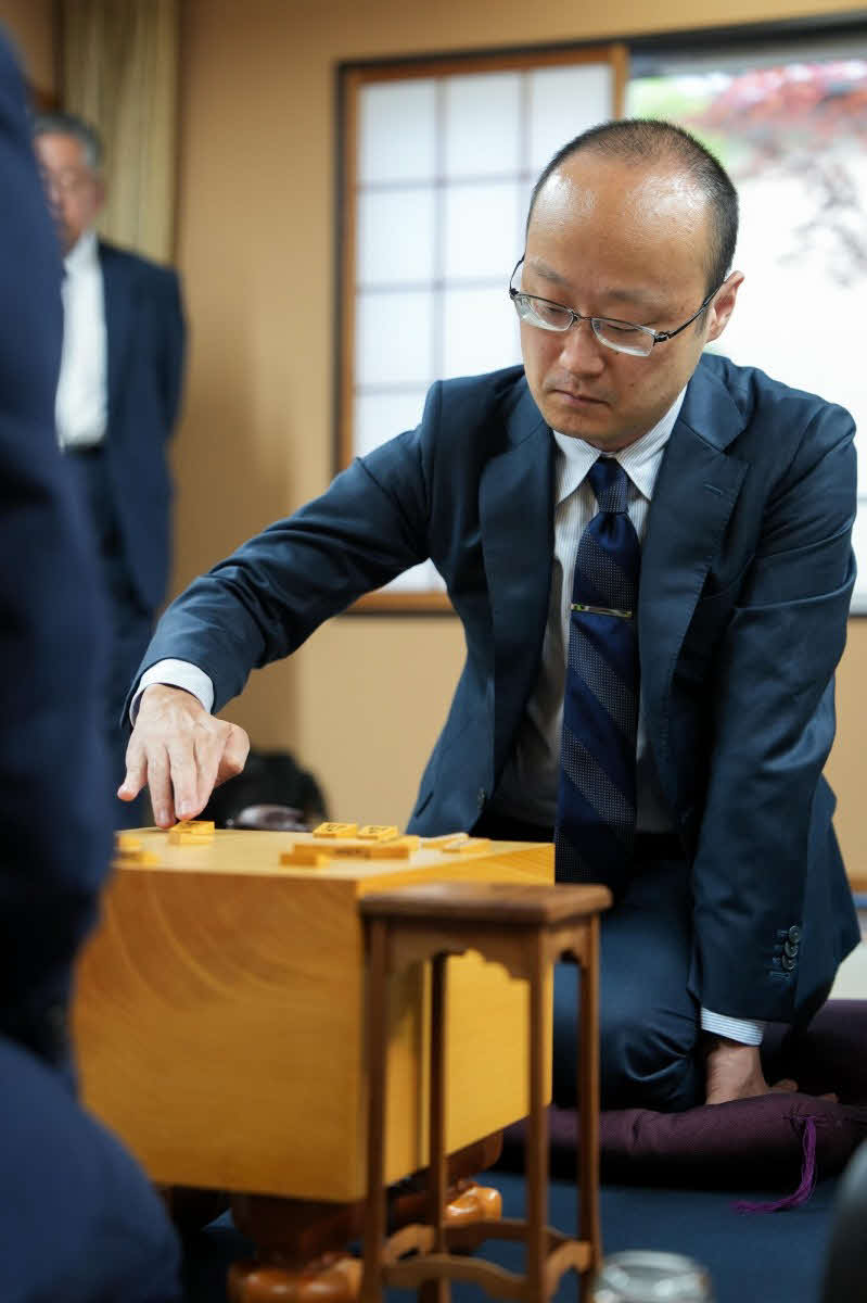 開幕局の逆転負けを振り切ってタイに戻したい渡辺明九段（日本将棋連盟提供）