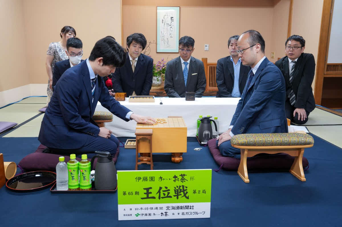 王位戦第2局の前日検分を行った藤井聡太王位（左）と渡辺明九段（日本将棋連盟提供）