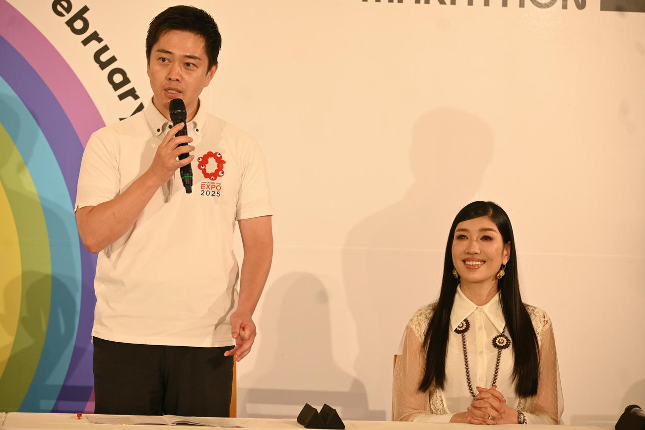 大阪マラソン2025」の記者会見に出席した吉村洋文知事（左）大阪マラソンアンバサダーのアンミカ（撮影・松浦隆司）