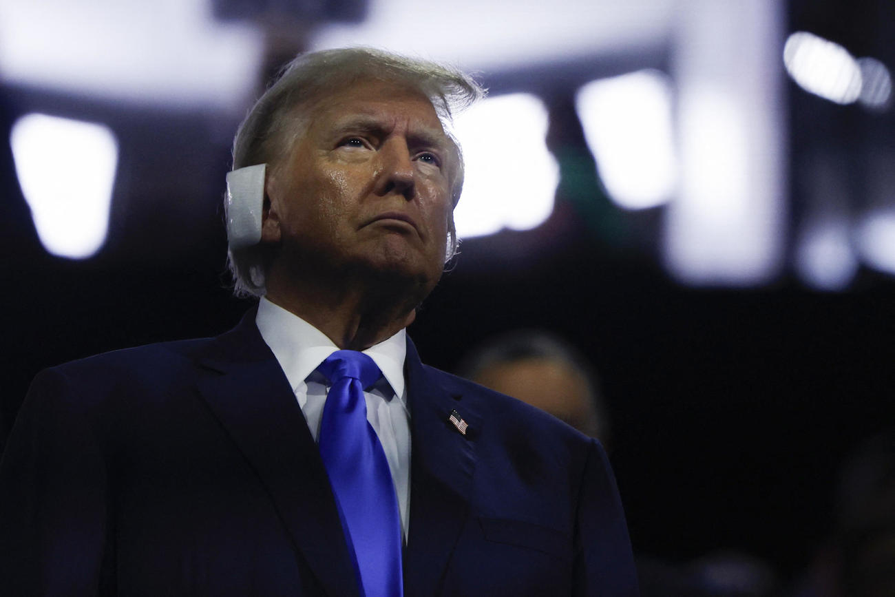共和党大会2日目に青いネクタイを着けて登場した共和党大統領候補のトランプ前大統領（ロイター）