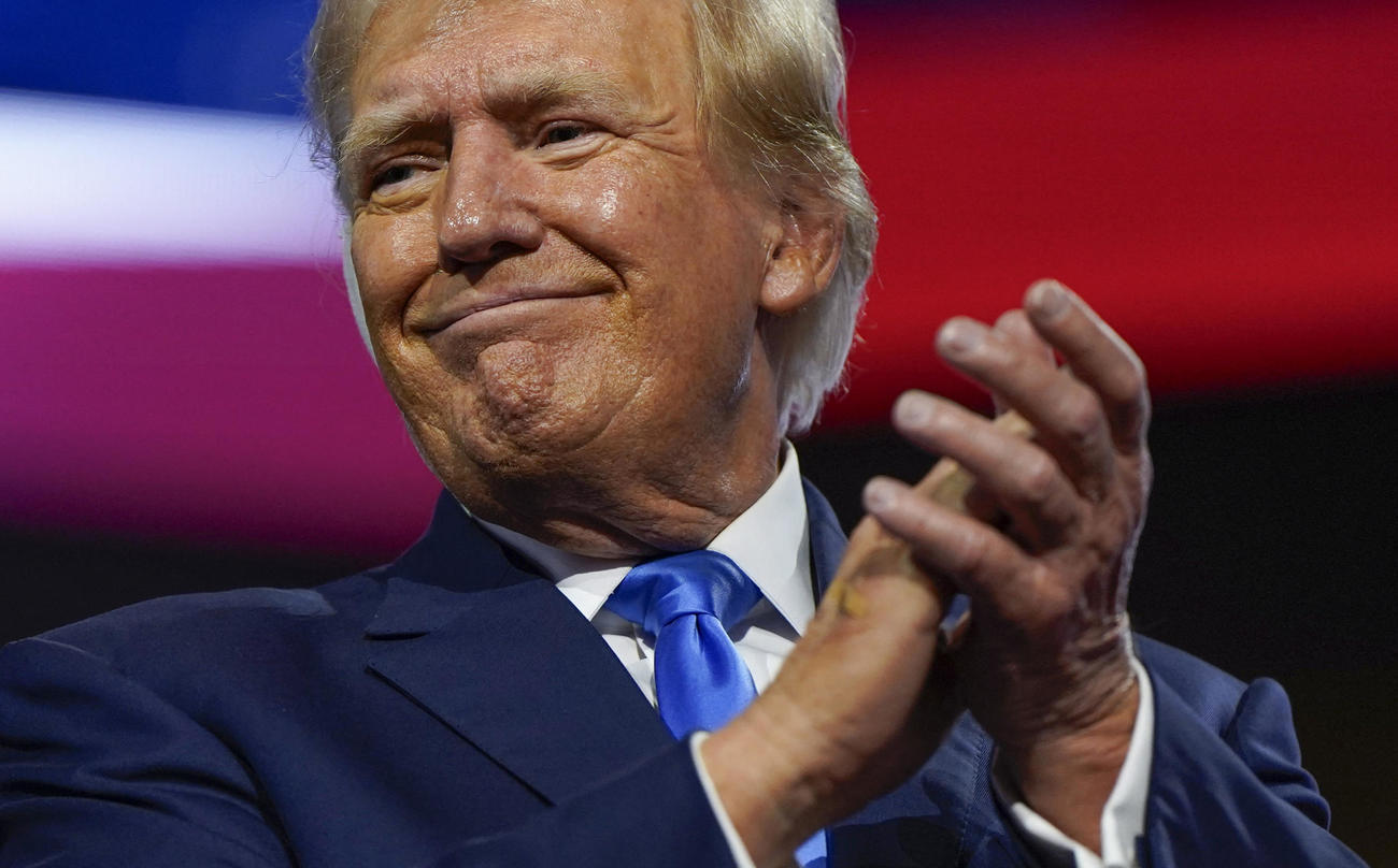 共和党大会2日目に青いネクタイを着けて登場した共和党大統領候補のトランプ前大統領（ロイター）