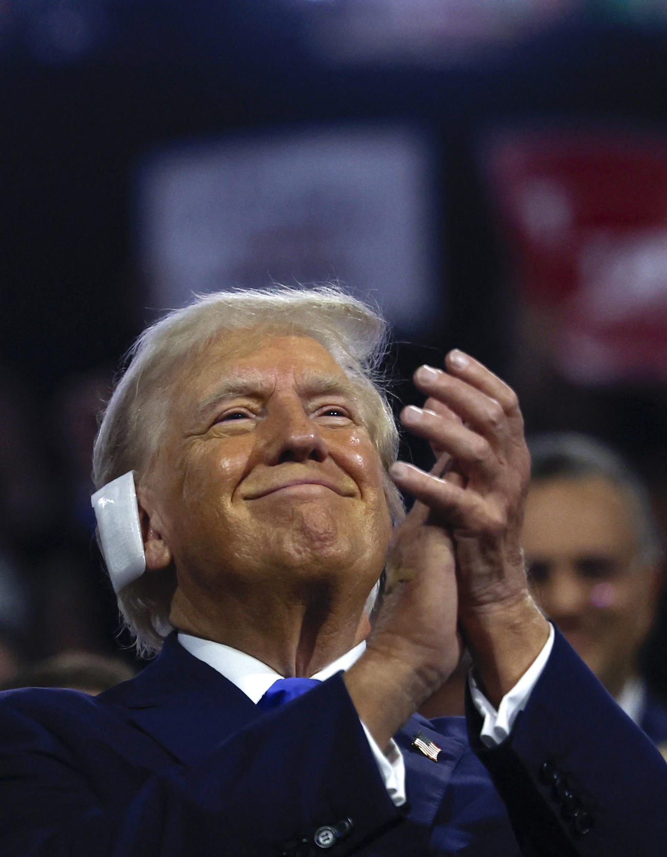 共和党大会2日目に青いネクタイを着けて登場した共和党大統領候補のトランプ前大統領（ロイター）