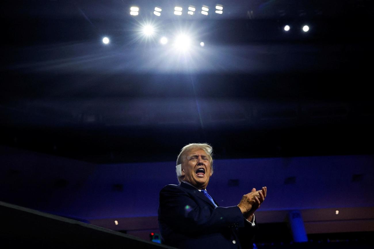 共和党大会2日目に青いネクタイを着けて登場した共和党大統領候補のトランプ前大統領（ロイター）