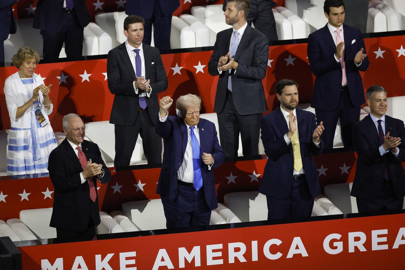 共和党大会2日目に拳を振り上げるトランプ前大統領（中央）（ロイター）