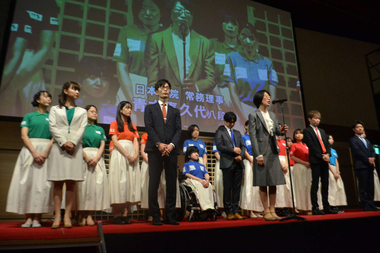 日本棋院創立100周年祝賀会の中でオープンニング・セレモニーが行われた日本女子囲碁リーグの各チームメンバーが勢ぞろい