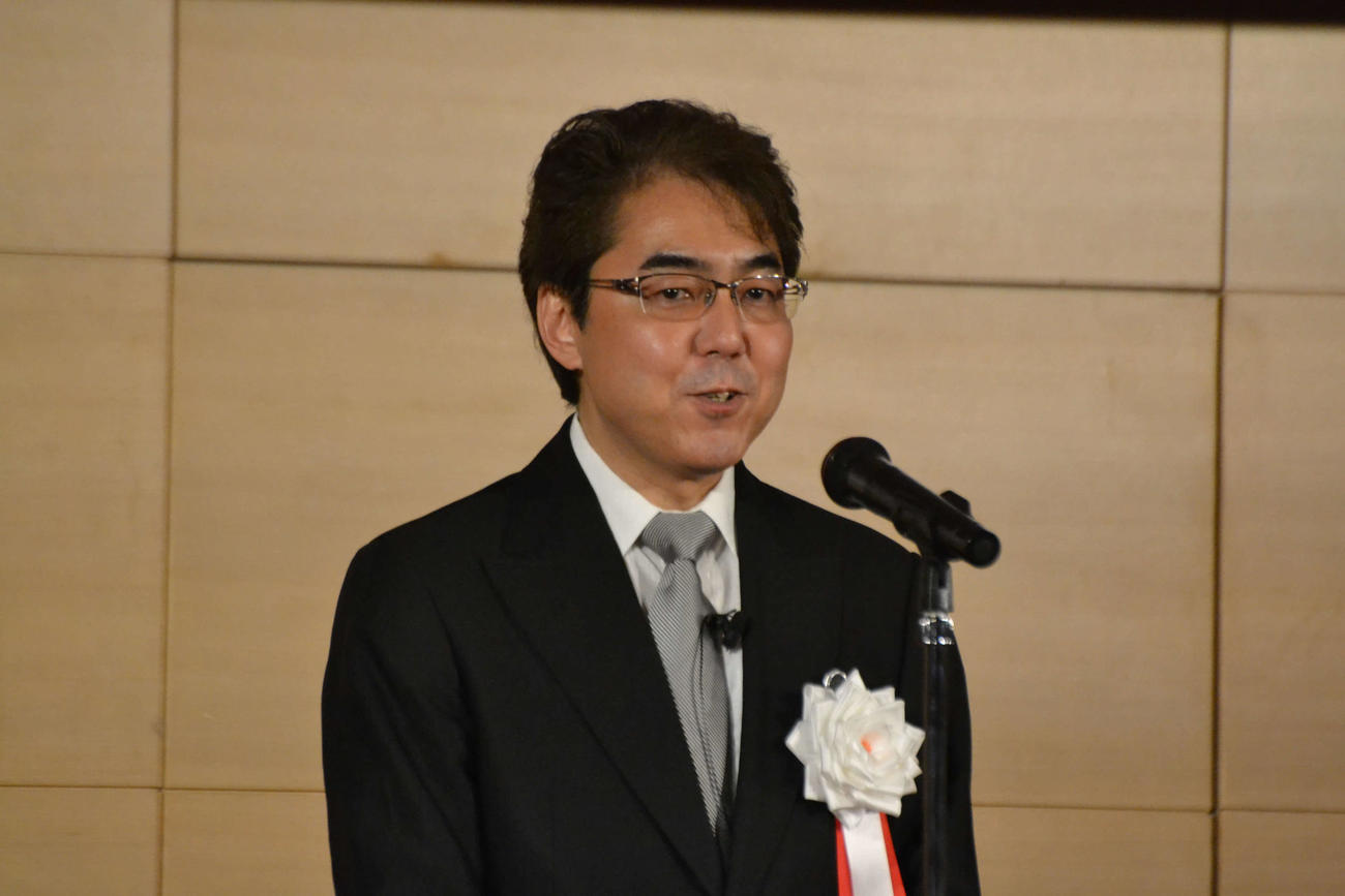 日本棋院創立100周年記念式典であいさつする武宮陽光新理事長
