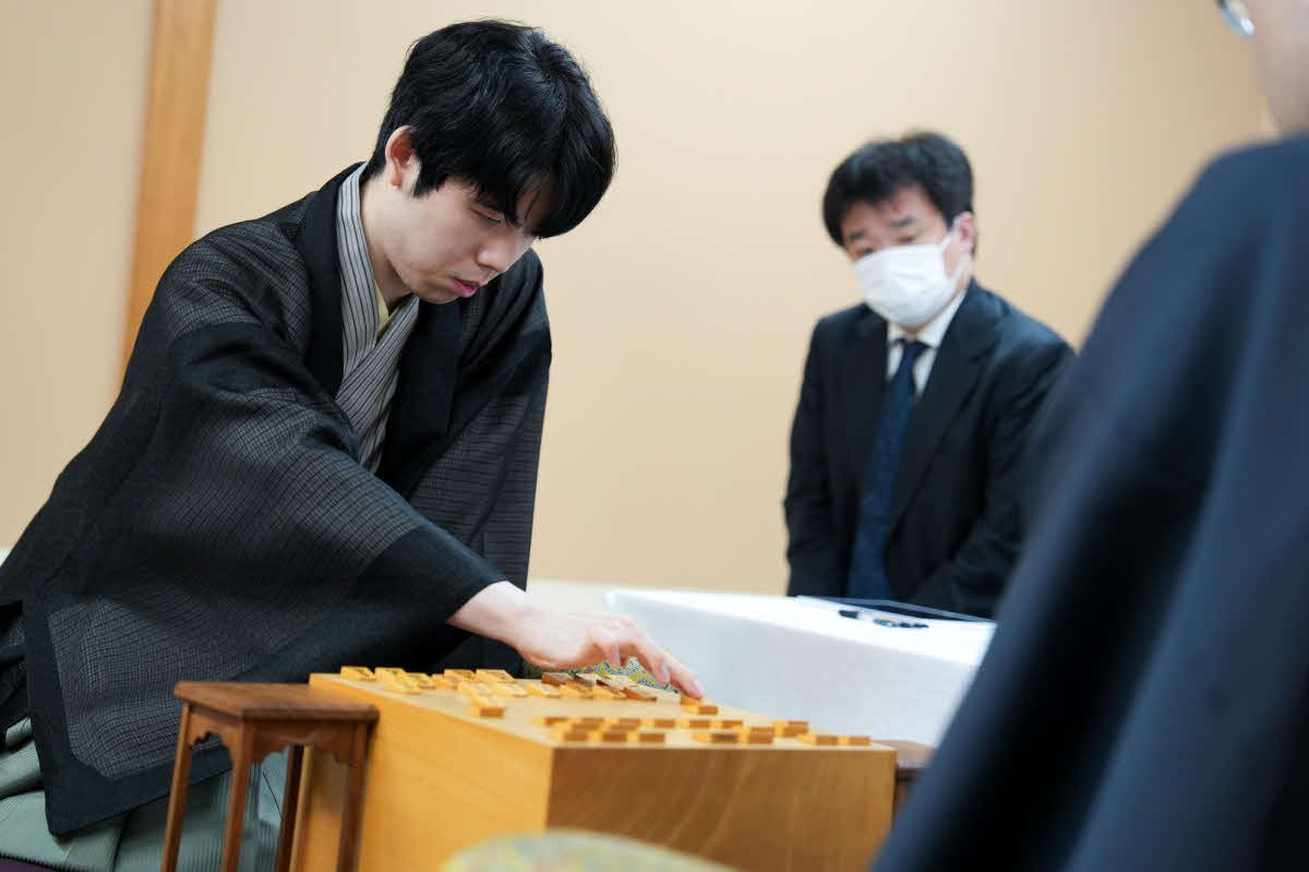 永世王位獲得に向けて連勝を目指す藤井聡太王位（日本将棋連盟提供）